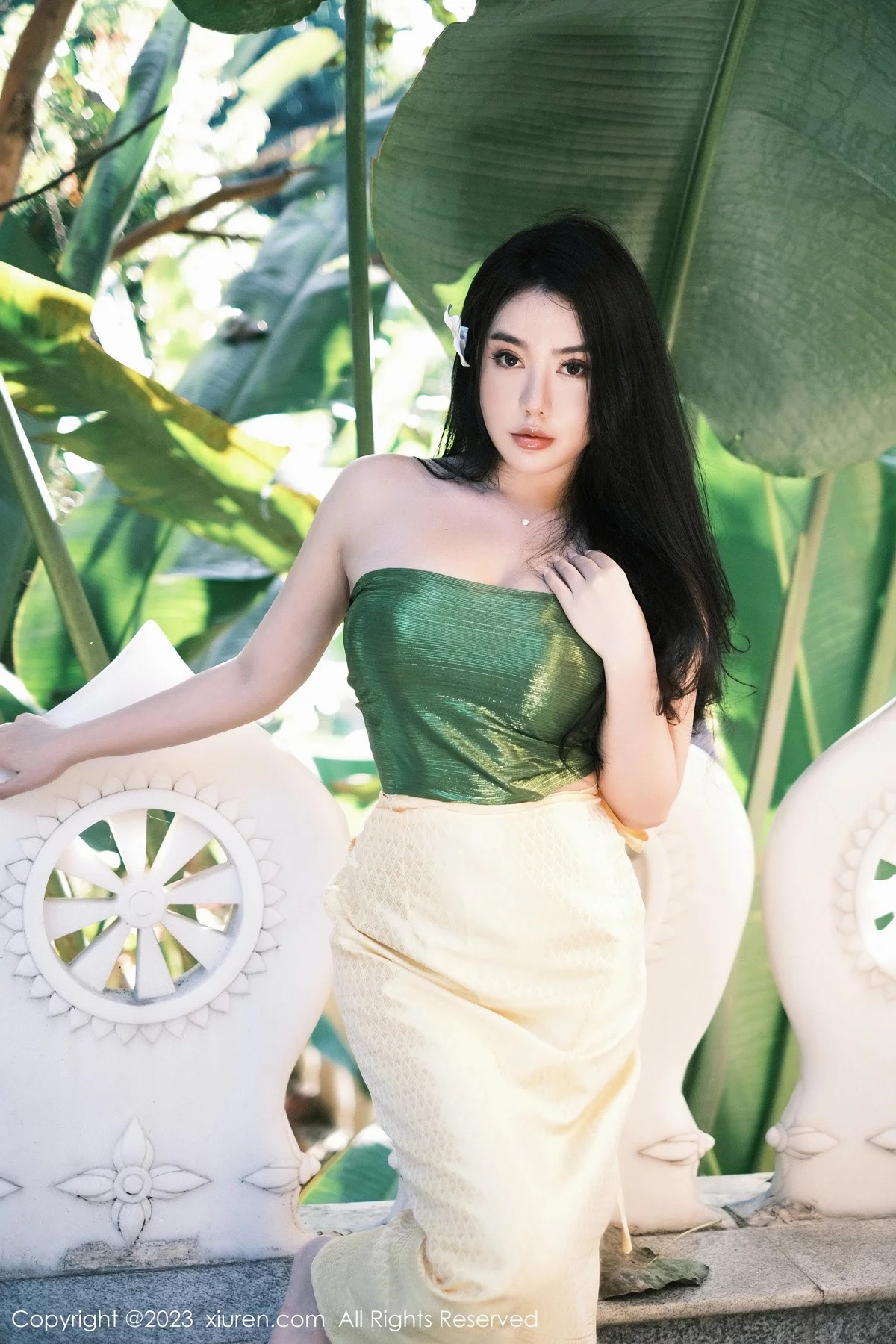 女神Manuela玛鲁娜户外抹胸服+室内紧身衣秀丰满身材诱惑写真64P-第1章-图片2