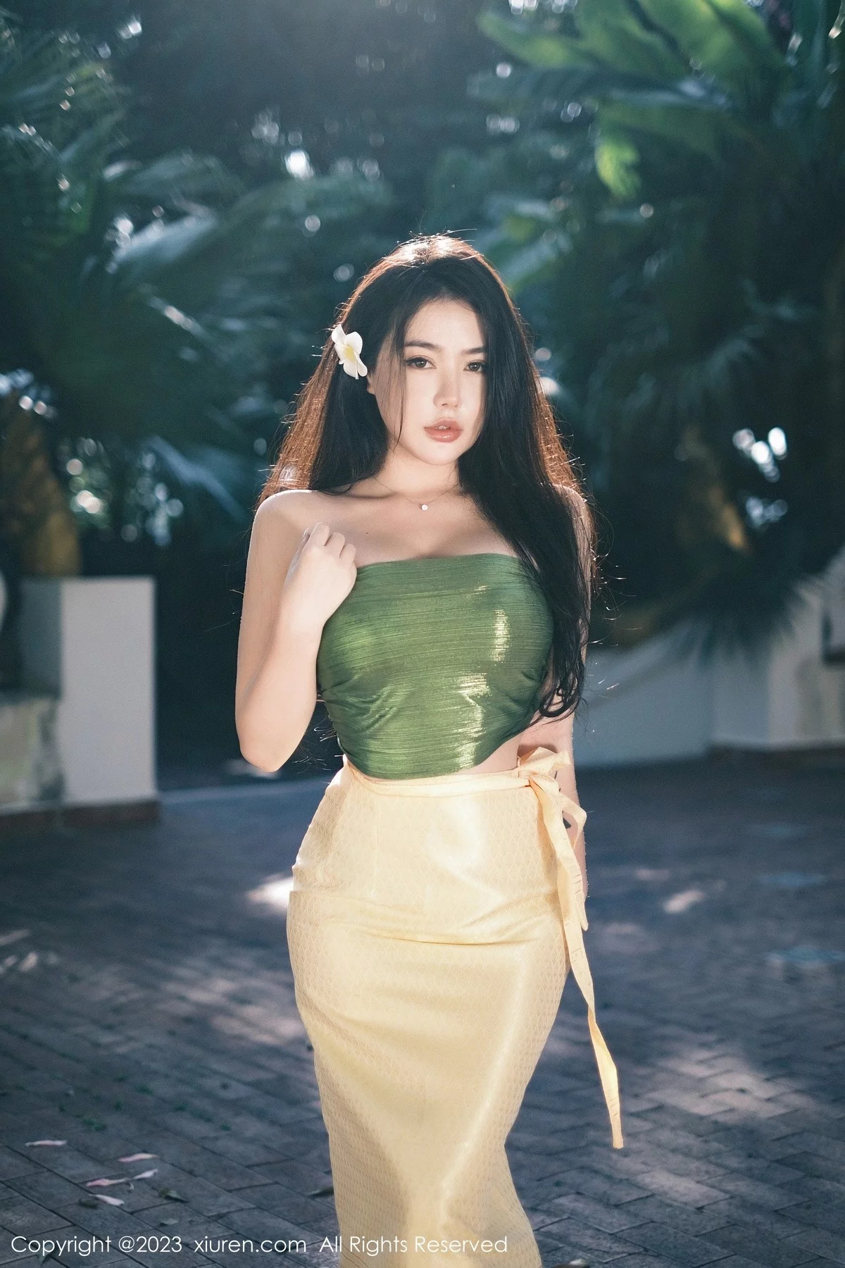 女神Manuela玛鲁娜户外抹胸服+室内紧身衣秀丰满身材诱惑写真64P-第1章-图片3