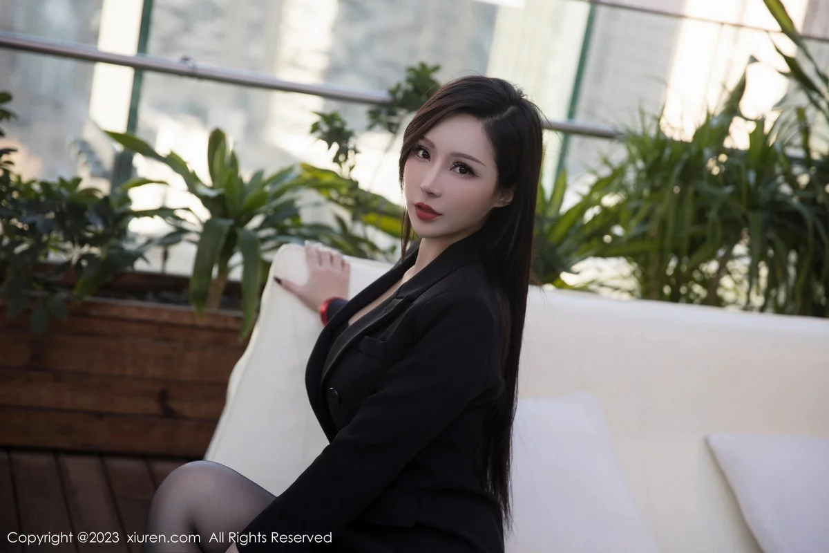 新人模特大琪琪Emily脱黑色外衣露红色情趣内衣秀玲珑身段写真95P-第1章-图片3