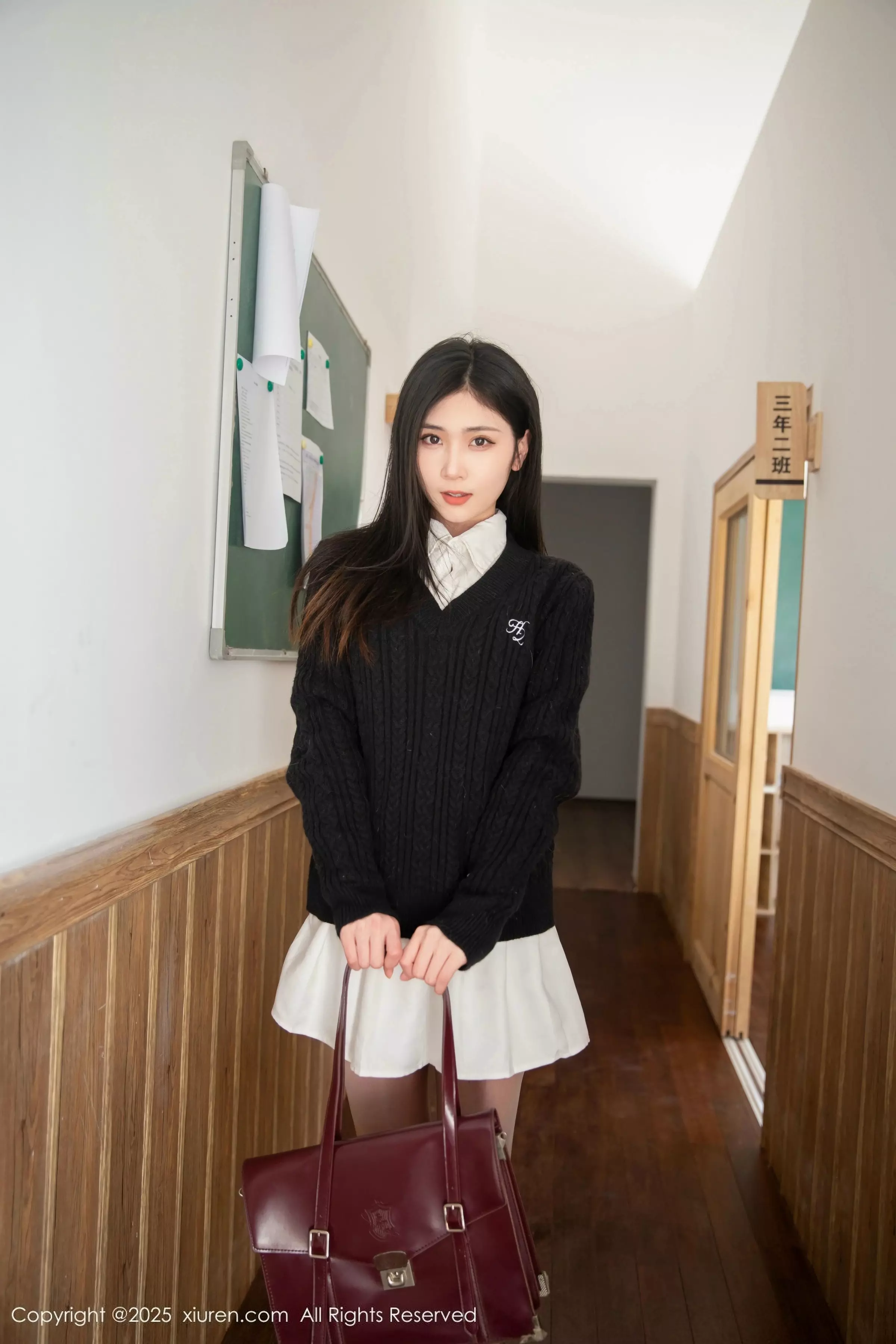 模特刘婷婷教室场景性感白色短裙配白丝袜秀完美身材诱惑写真80P-第1章-图片1