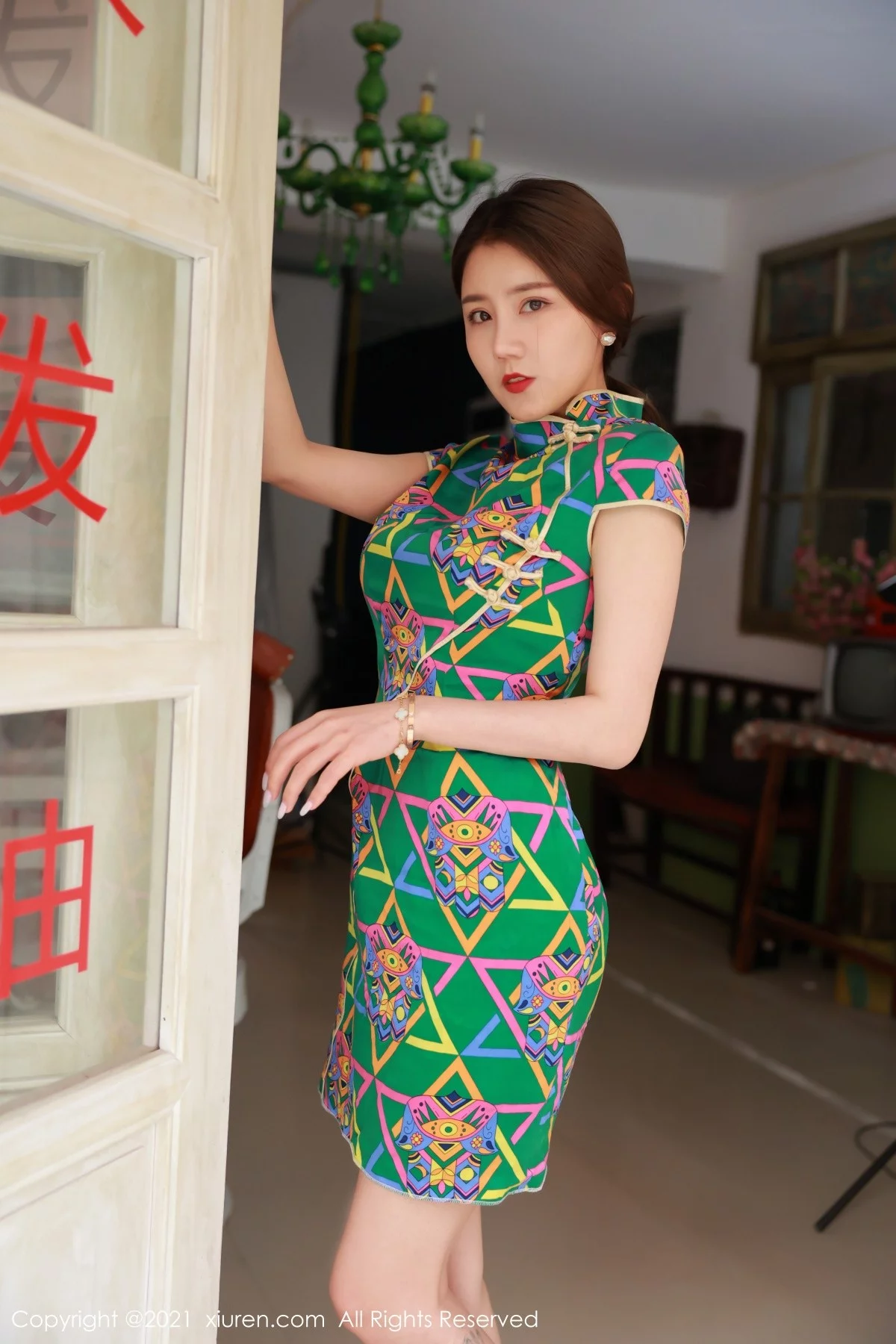 嫩模夏西CiCi80年代发廊主题脱鲜艳旗袍秀火辣身材诱惑写真48P-第1章-图片2