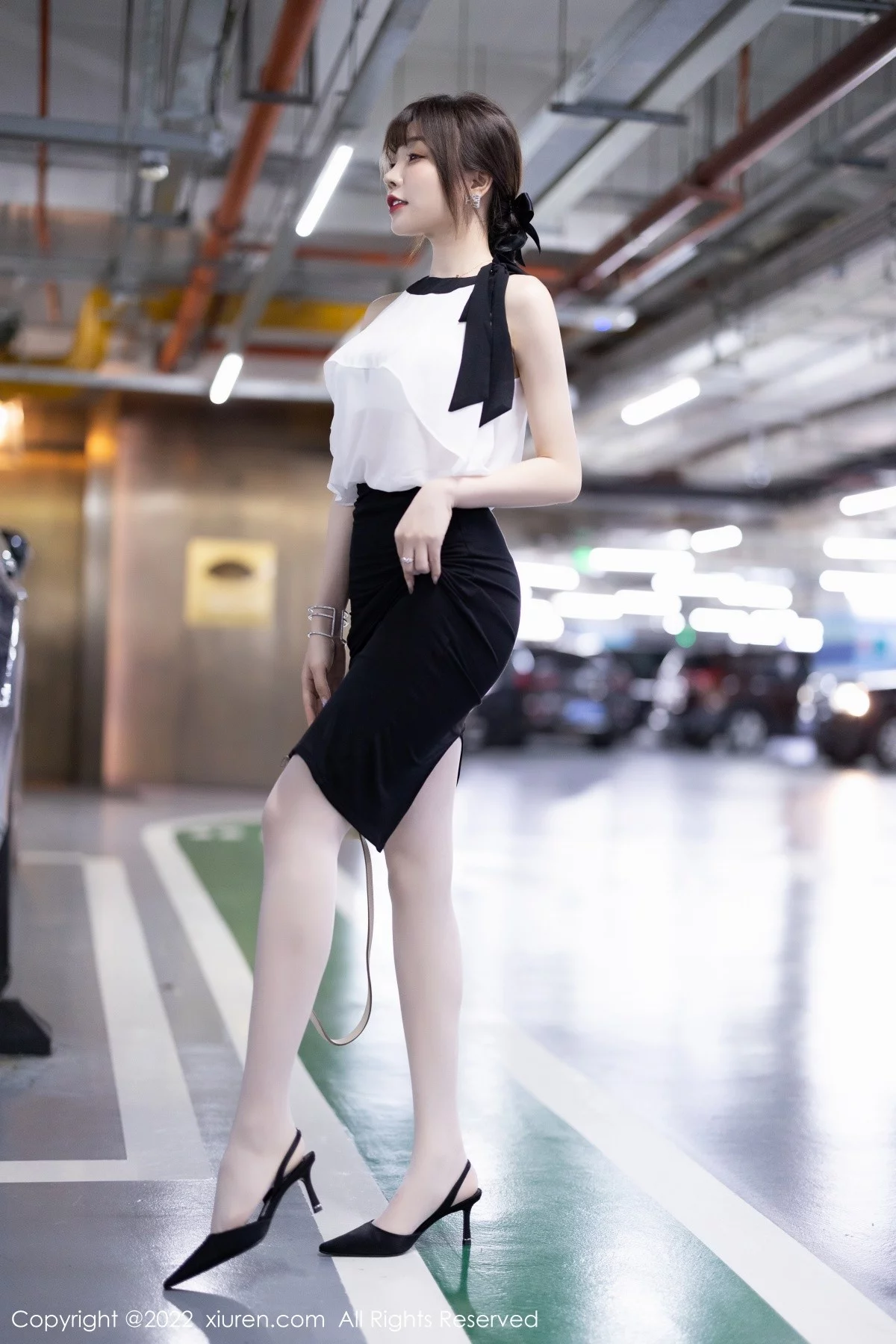 女神徐莉芝Booty性感服饰配黑短裙露白色内衣原色丝袜诱惑写真80P-第1章-图片3