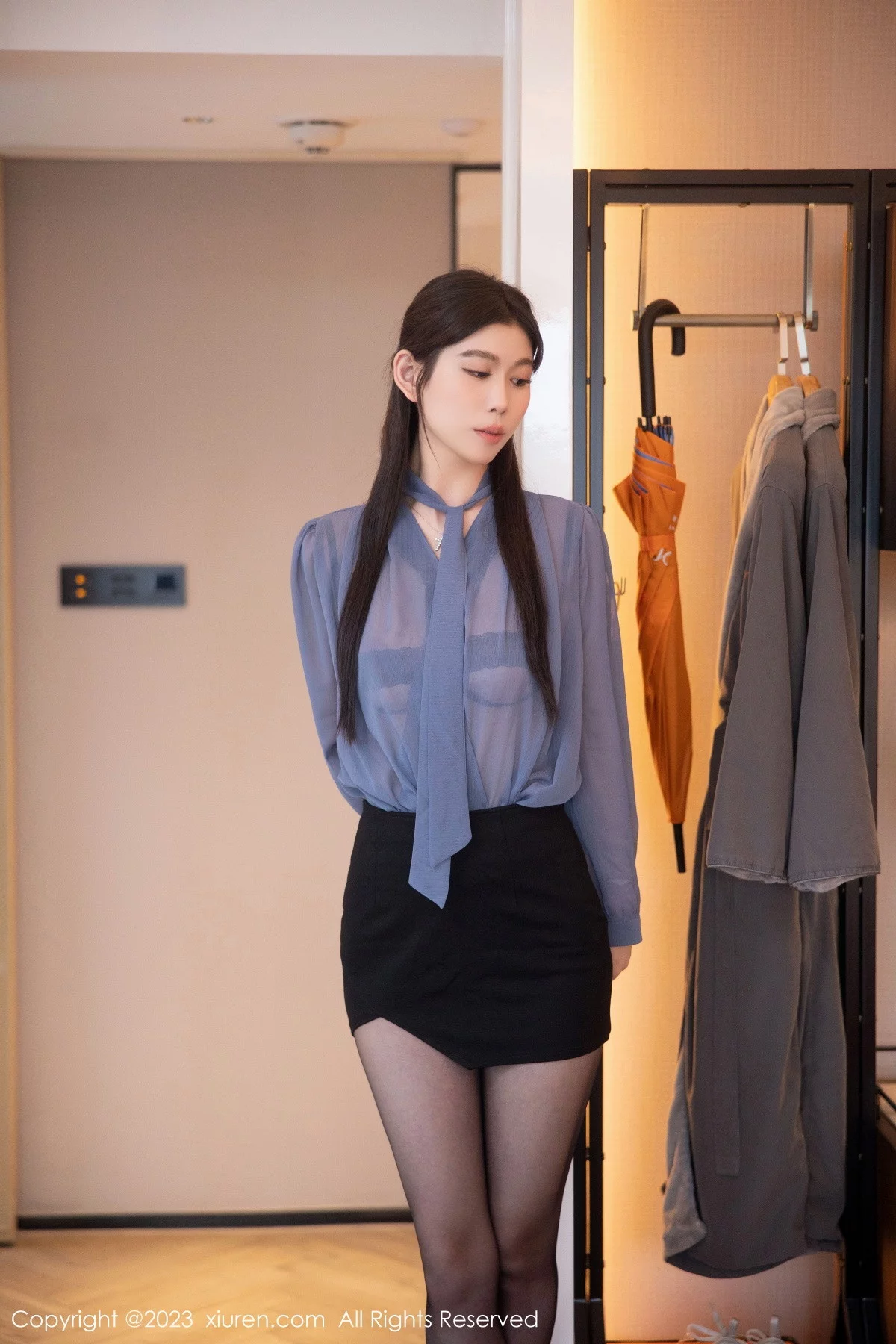 模特李雅柔蓝色薄纱上衣配黑短裙露黑色内衣超薄黑丝诱惑写真62P-第1章-图片3