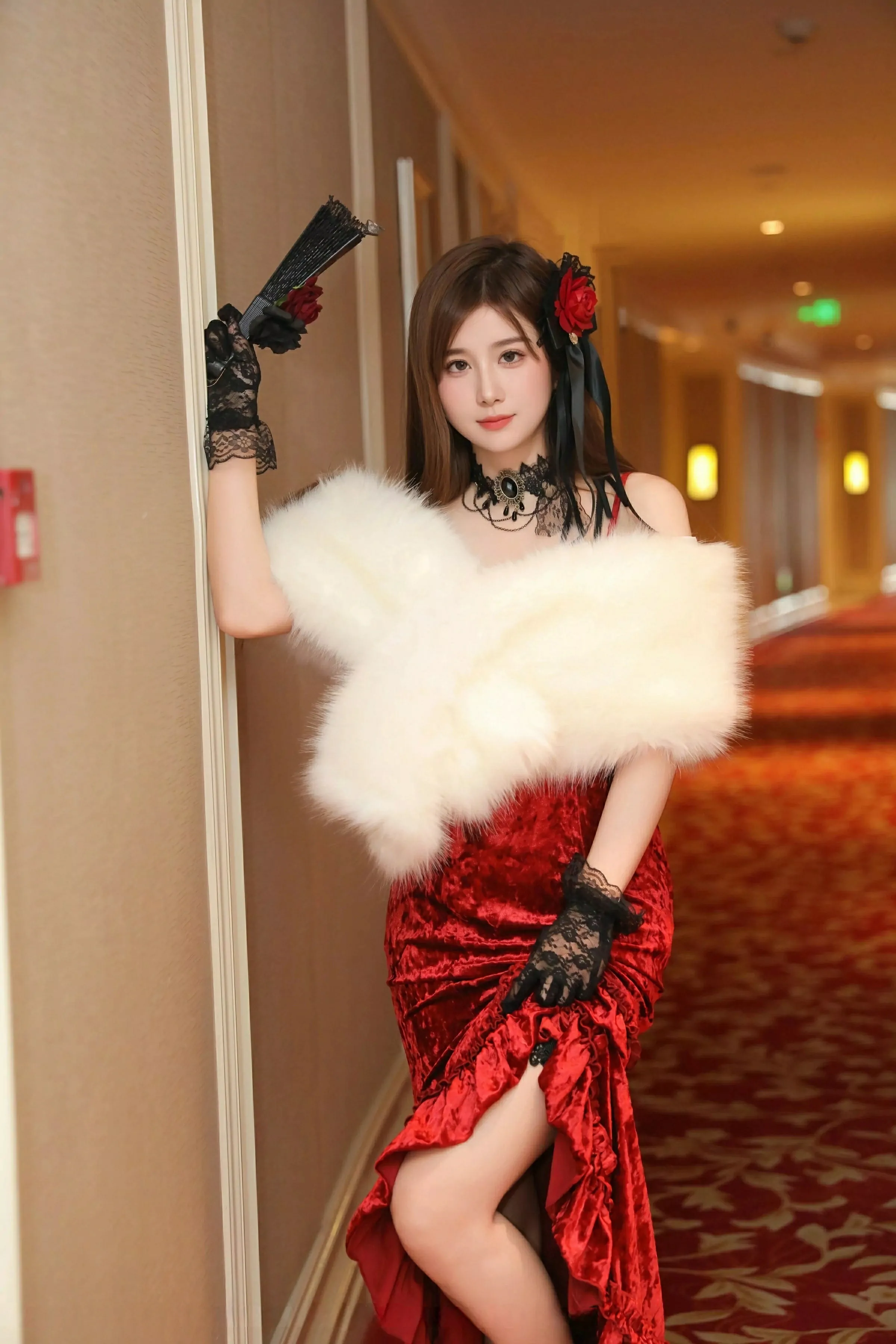 模特小肉肉咪性感复古红色长裙半脱秀凹凸身材修长美腿诱惑写真75P-第1章-图片3