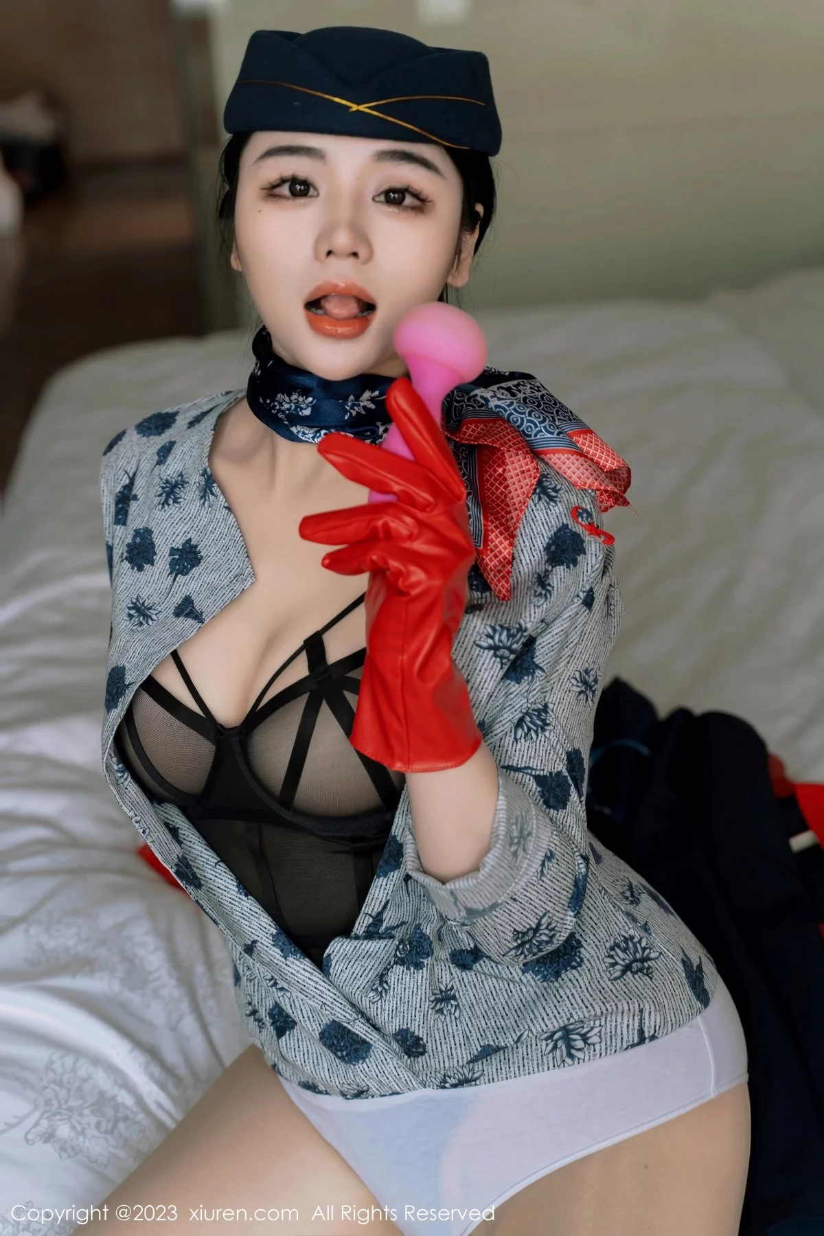 模特汐汐爱吃草莓性感空姐制服露黑色内衣秀完美身材诱惑写真69P-第1章-图片3