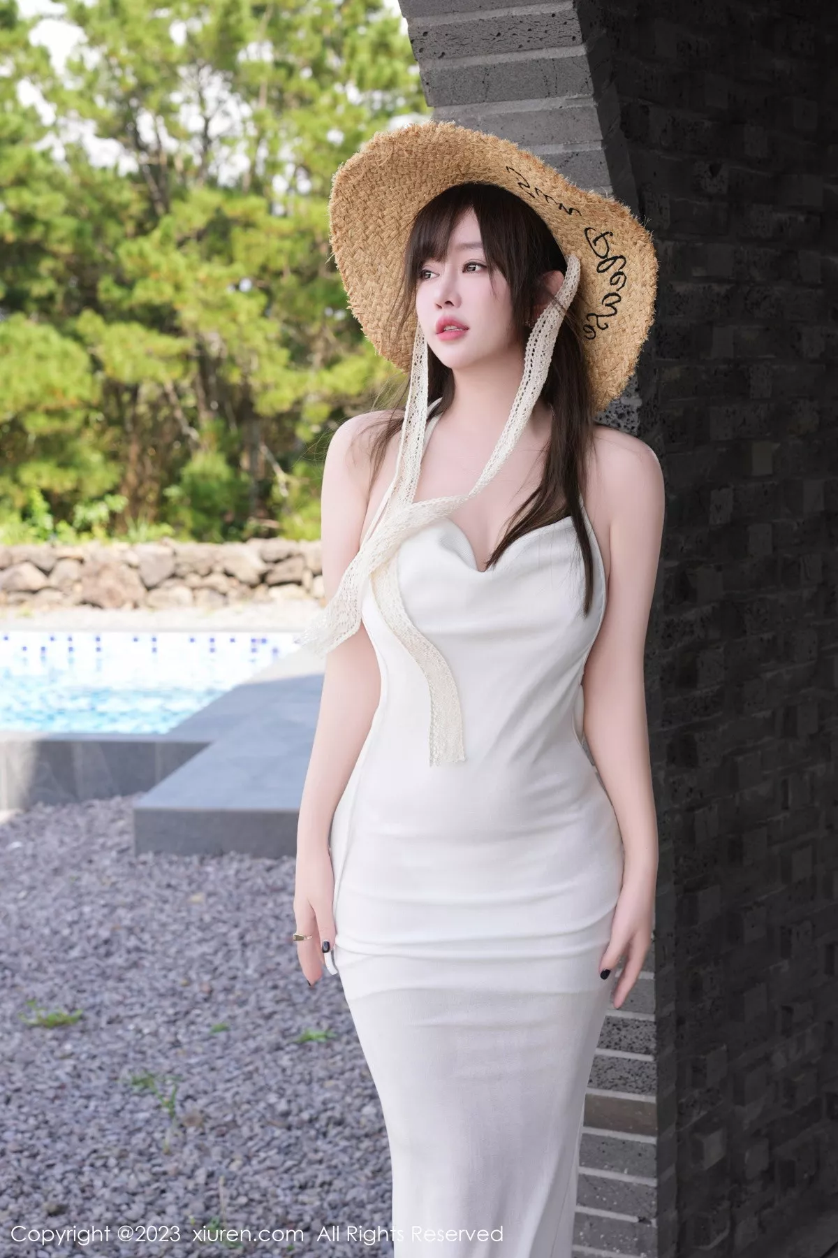 女神王雨纯户外性感粉白露肩连衣长裙秀完美身材靓丽迷人写真75P-第1章-图片1