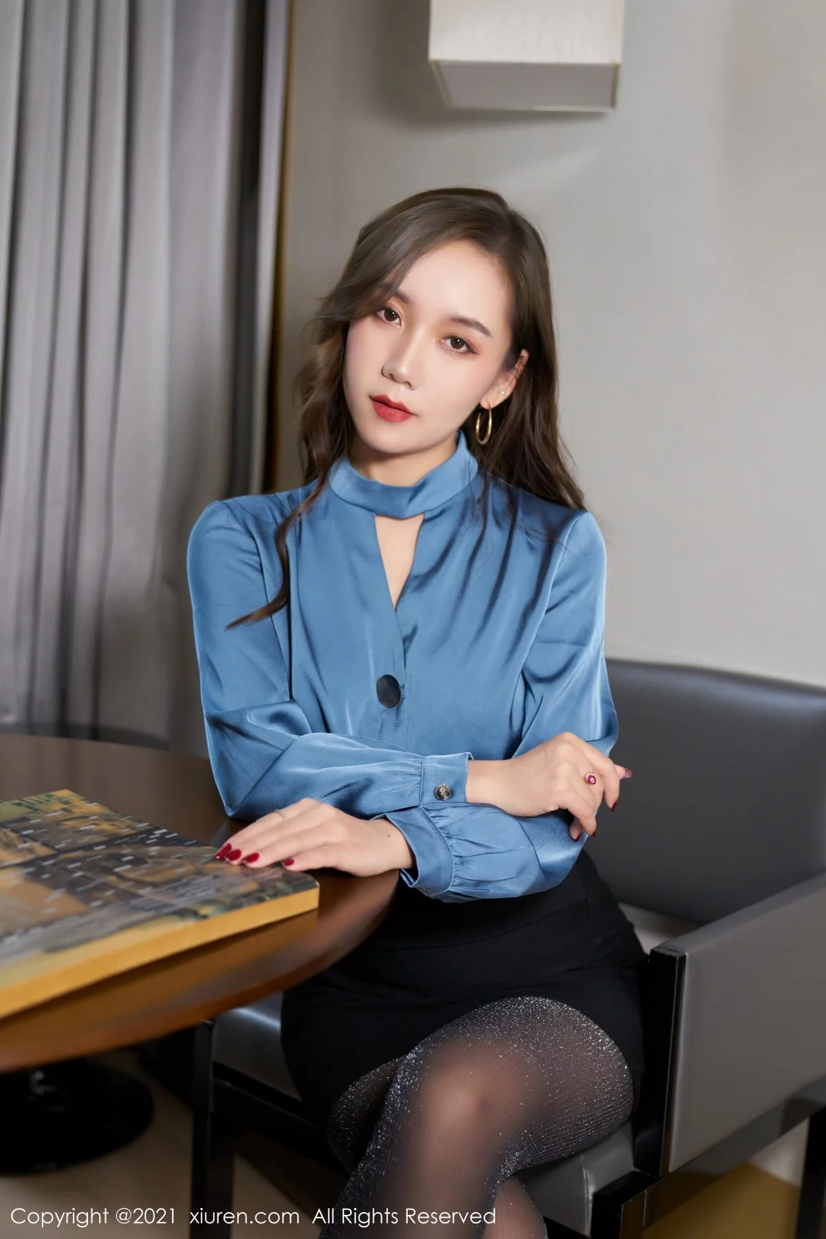 模特艾静香大理旅拍秘书制服主题魅惑黑丝秀翘臀美腿诱惑写真50P-第1章-图片1