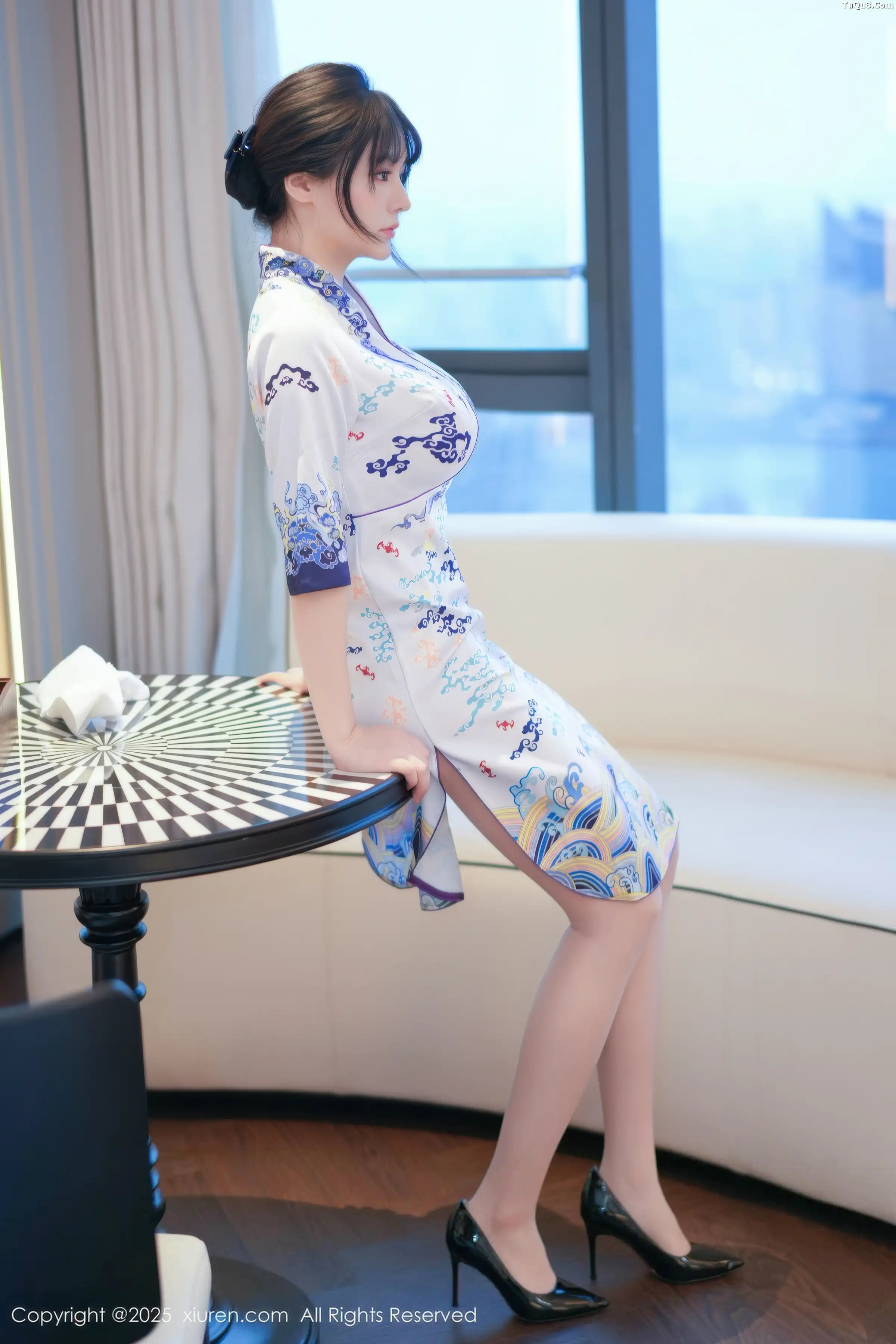 模特沈南汐RuRu性感浅色旗袍露白色蕾丝内衣秀凹凸身材诱惑写真67P-第1章-图片1