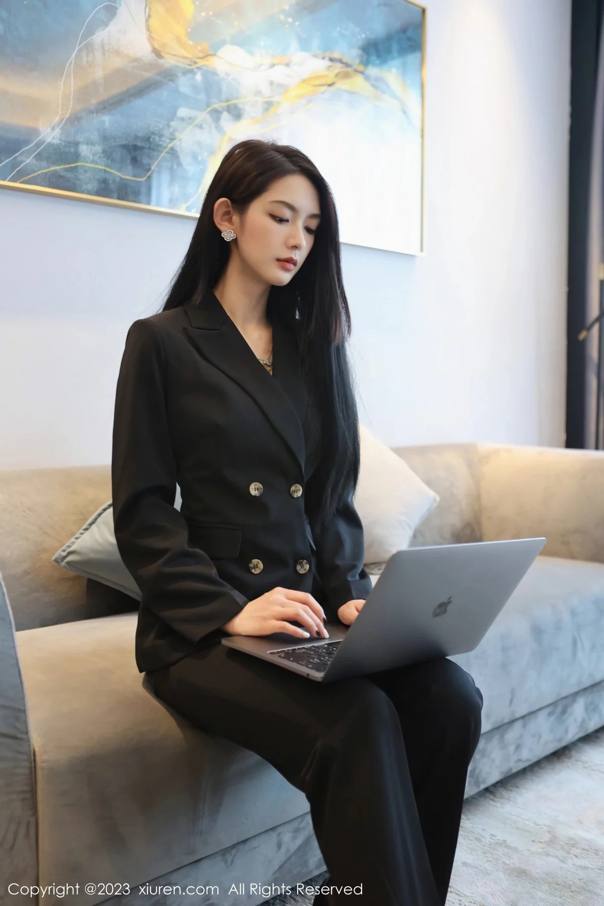 模特乔一一脱深色服饰露性感灰色蕾丝内衣配超薄黑丝诱惑写真83P-第1章-图片2