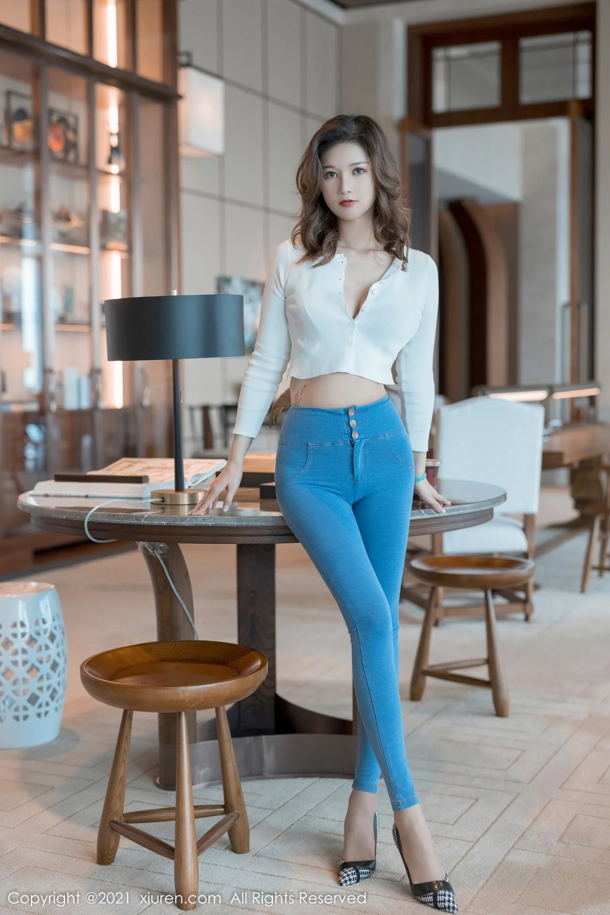 模特文芮jeninfer私房脱紧身牛仔裤露精致蓝色内衣迷人诱惑写真32P-第1章-图片1