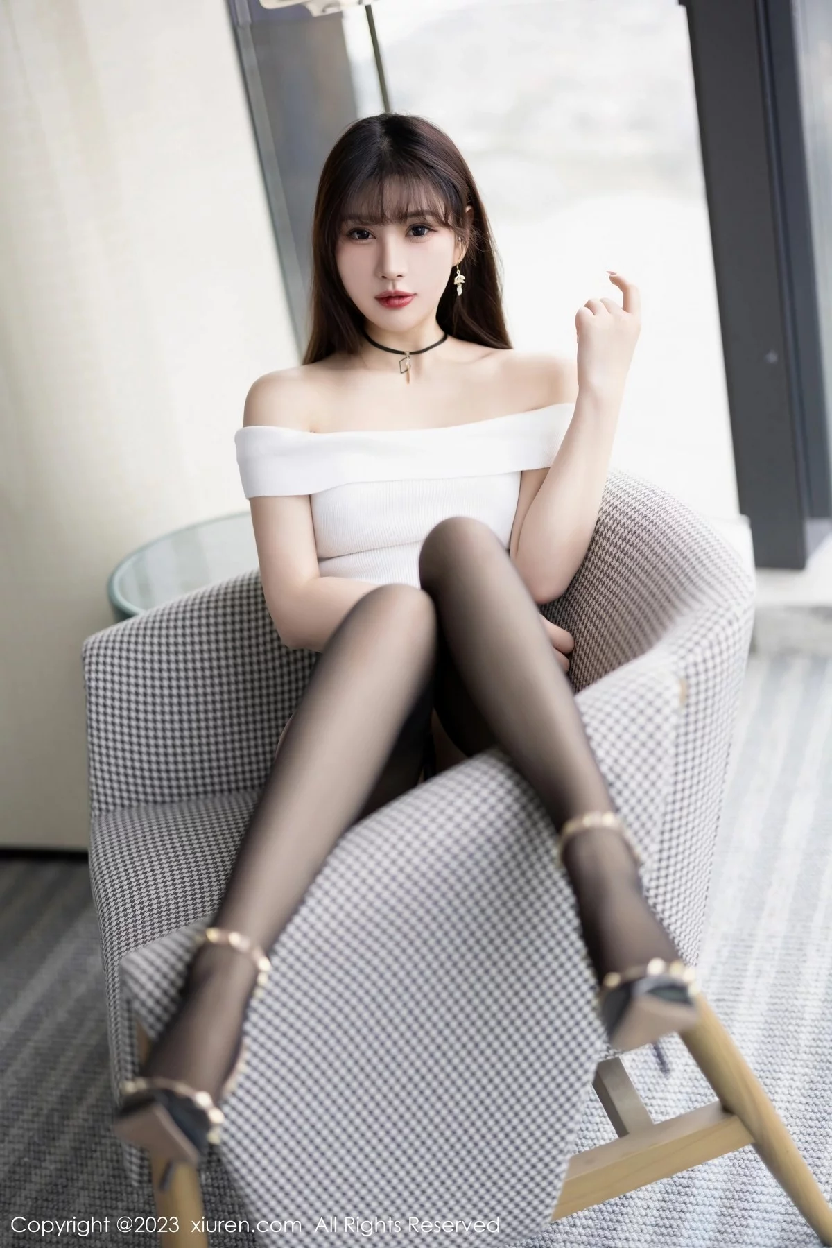 模特张欣欣白色上衣配黑皮短裙露黑丝吊袜秀曼妙身姿诱惑写真72P-第1章-图片3