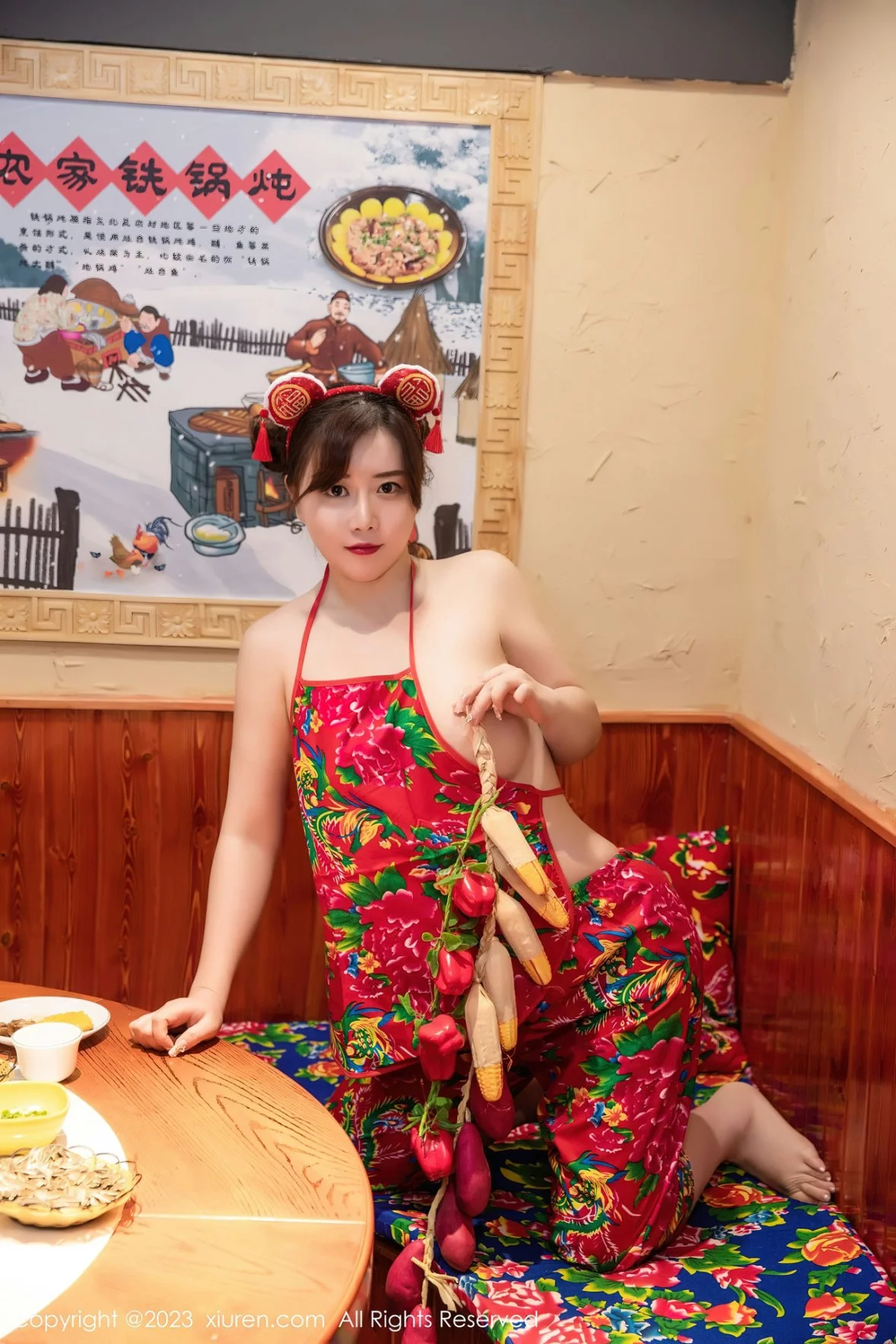 模特王婉悠Queen餐桌场景东北大花布布兜秀惹火身材诱惑写真51P-第1章-图片1