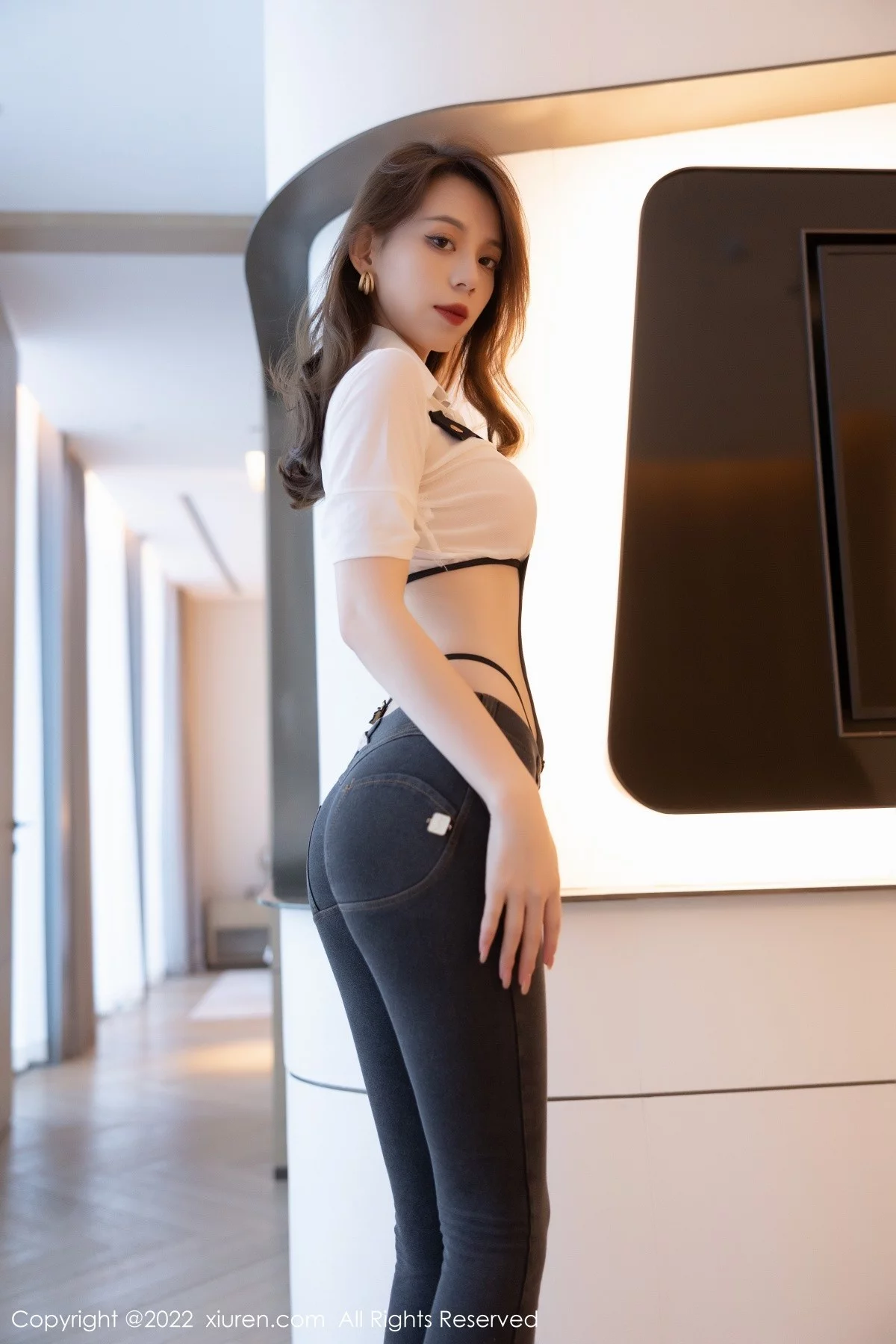 模特言沫深圳旅拍私房脱性感制服露黑色丁字裤秀翘臀诱惑写真65P-第1章-图片2