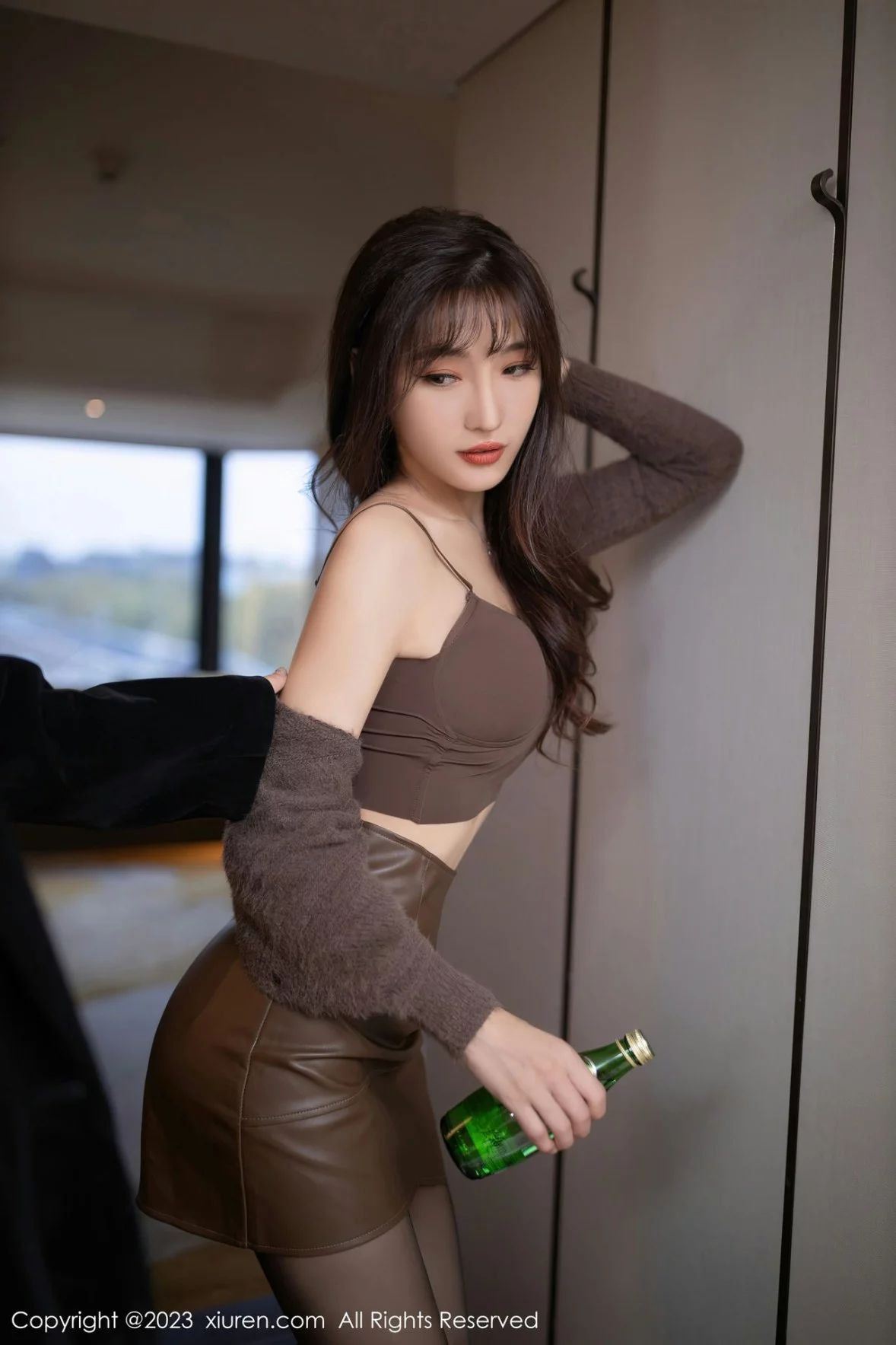 模特陆萱萱醉酒调教性感吊带配咖啡色短裙秀完美身材诱惑写真78P-第1章-图片2