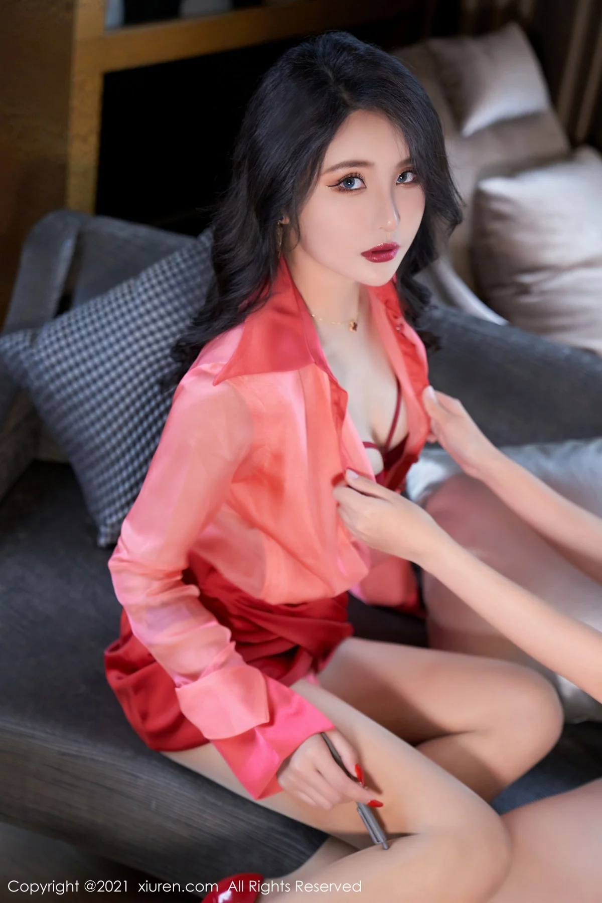 模特Emily尹菲云南旅拍鲜艳红色独特服饰配肉丝裤袜撩人诱惑写真64P-第1章-图片2