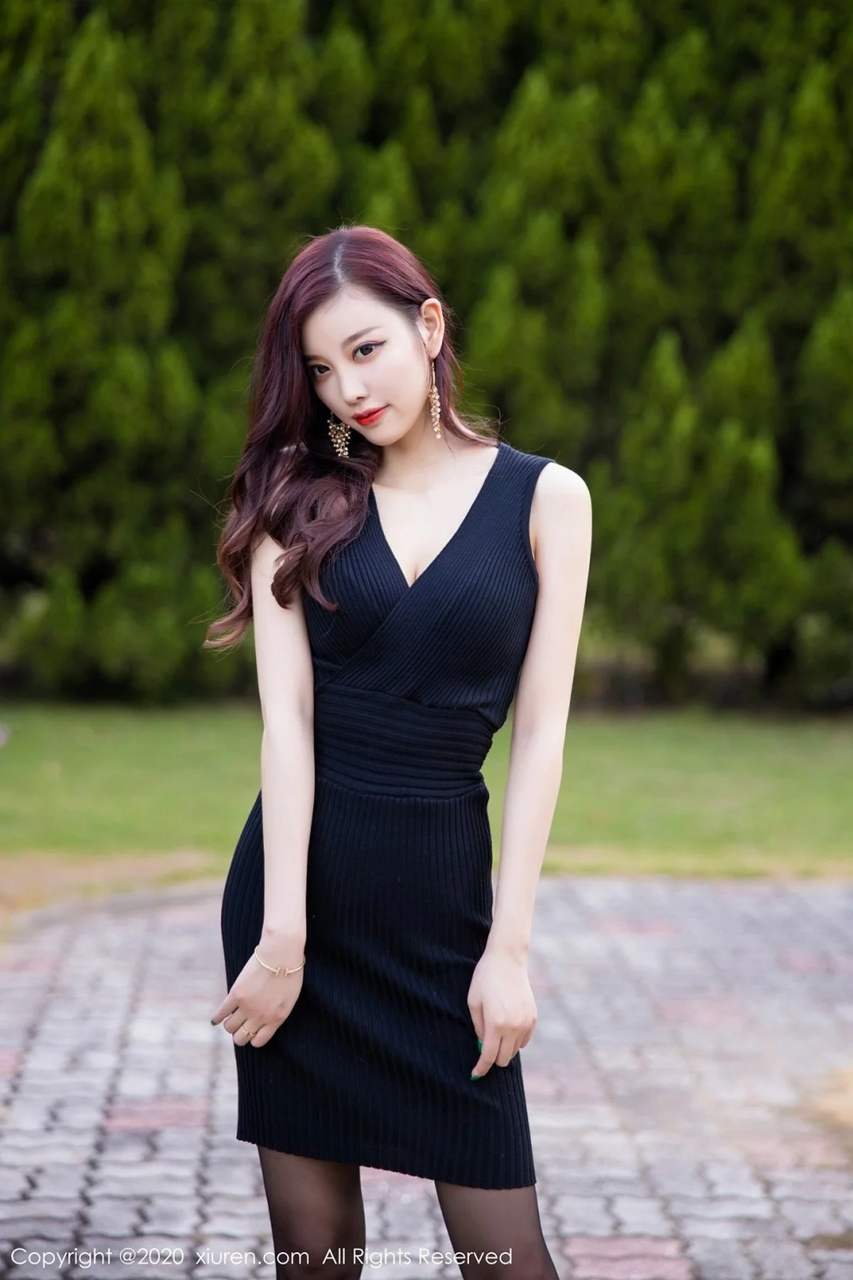 女神杨晨晨sugar室外松林拍摄主题黑色吊裙配黑丝裤袜诱惑写真76P-第1章-图片1