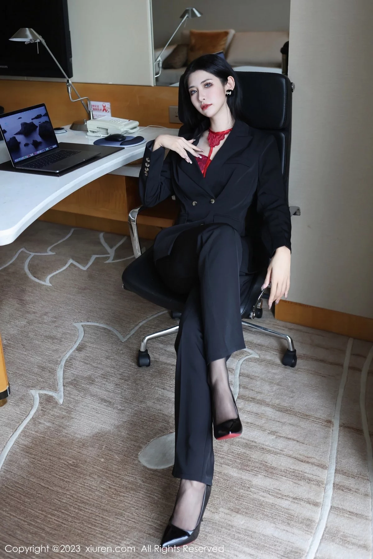 新人依娜Yina脱深色西服露红色蕾丝内衣秀曼妙身姿诱惑写真112P-第1章-图片1