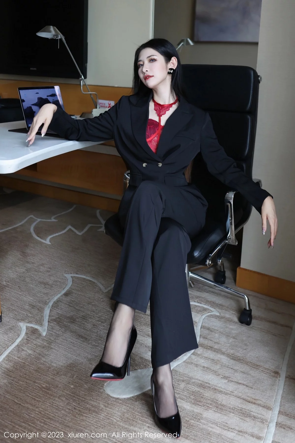 新人依娜Yina脱深色西服露红色蕾丝内衣秀曼妙身姿诱惑写真112P-第1章-图片2