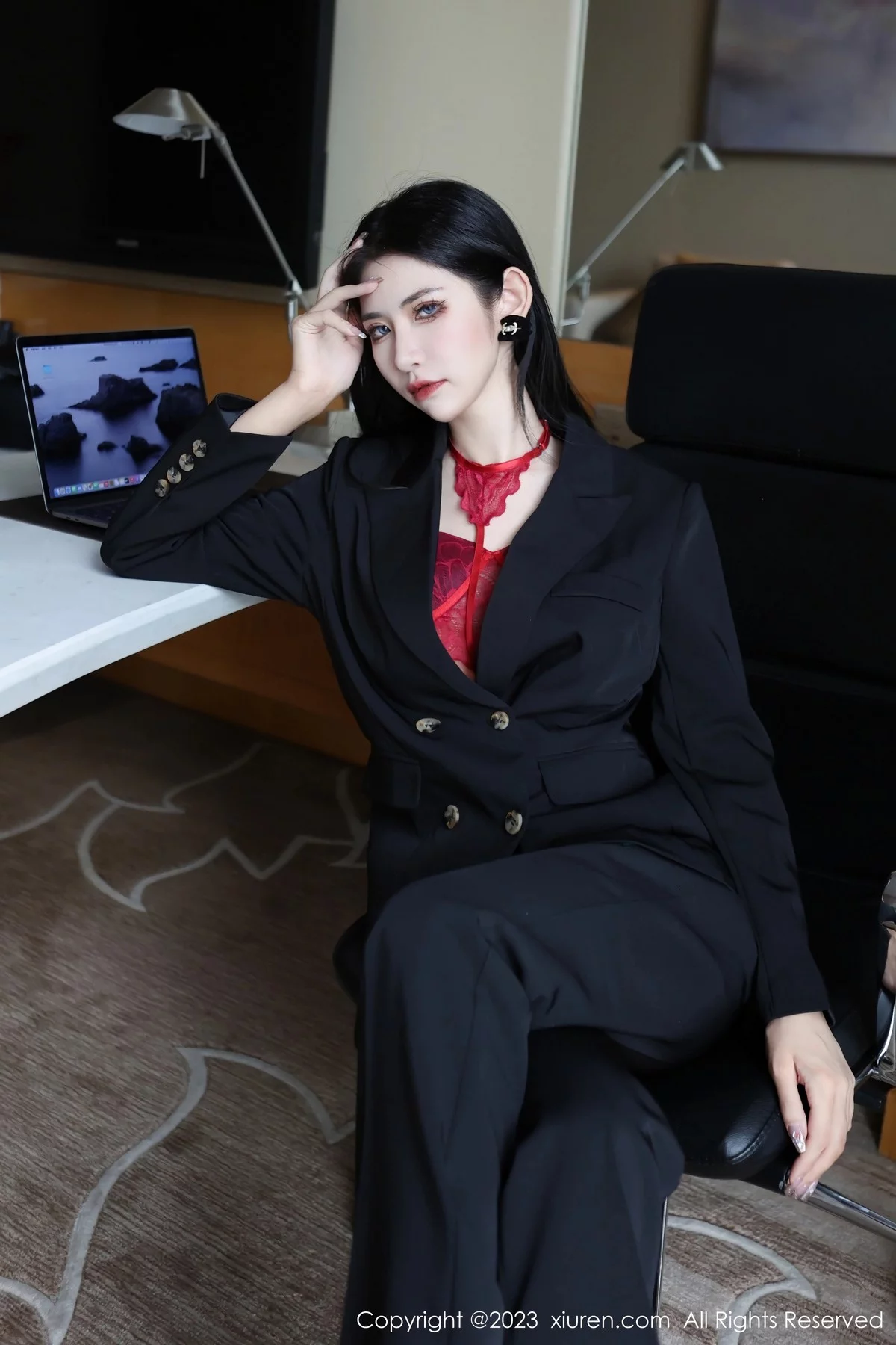 新人依娜Yina脱深色西服露红色蕾丝内衣秀曼妙身姿诱惑写真112P-第1章-图片3