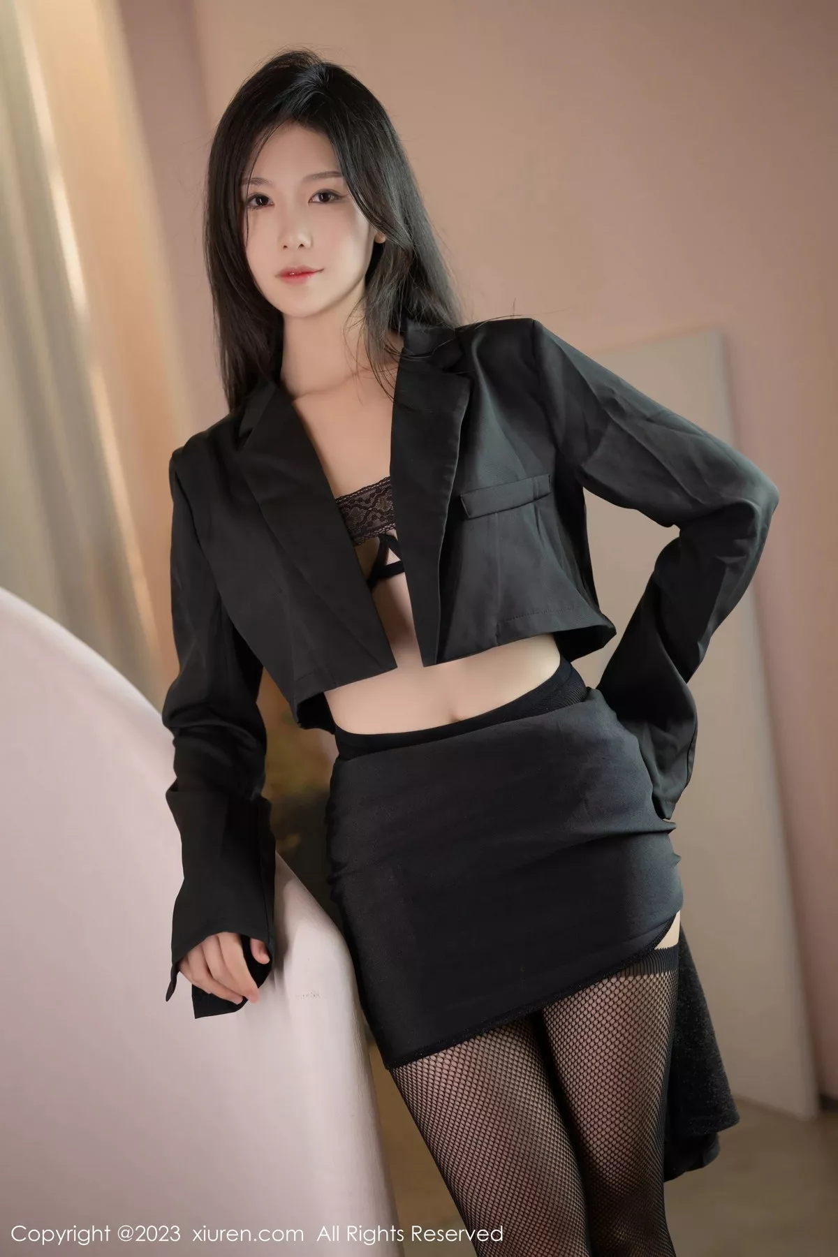 模特利世脱黑色套装露黑色内衣配黑丝吊袜秀完美身材诱惑写真44P-第1章-图片1