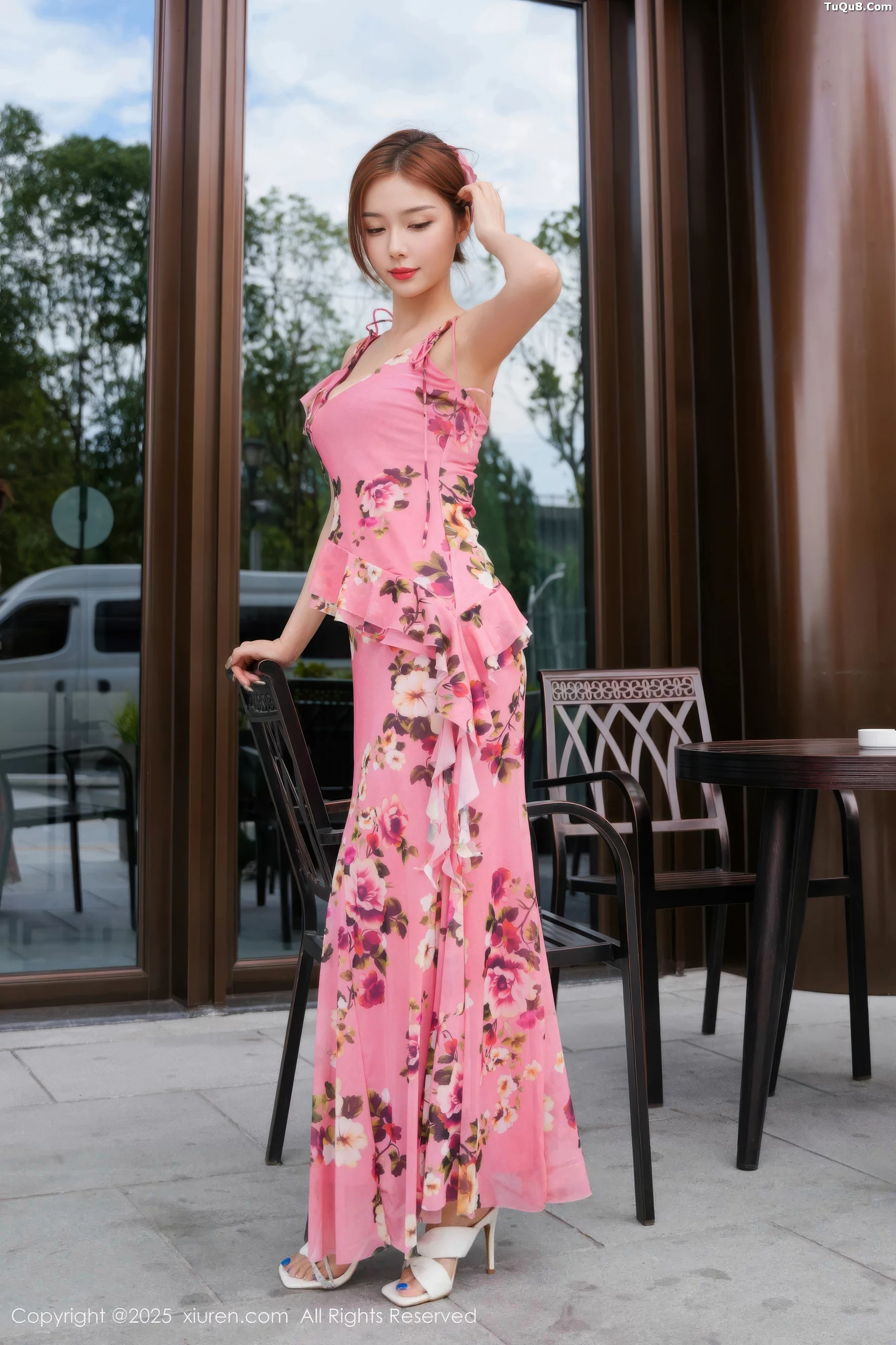 模特白芷yy浴池场景性感碎花连衣裙露紫色内衣秀柔美身姿诱惑写真60P-第1章-图片1