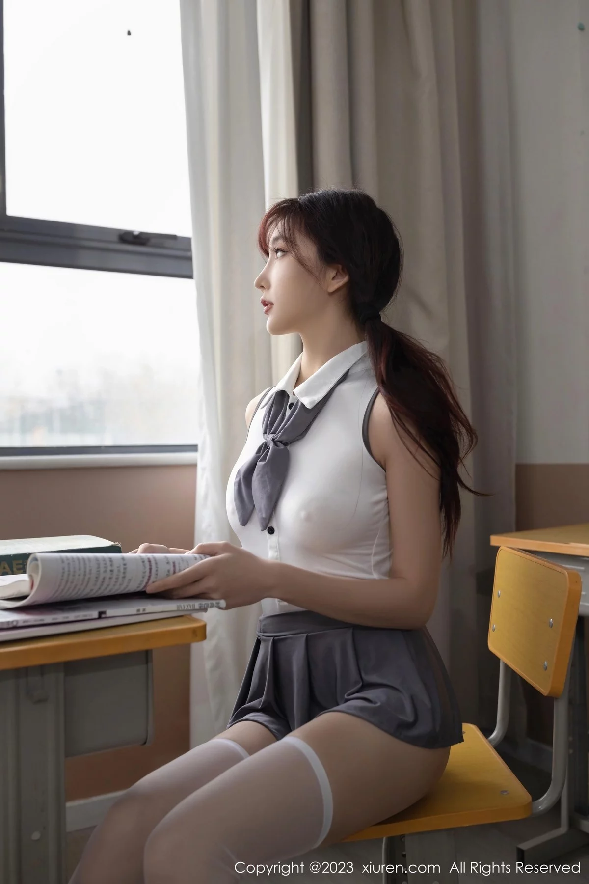 女神陆萱萱教室场景学生角色白色上衣配灰色短裙迷人诱惑写真81P-第1章-图片2