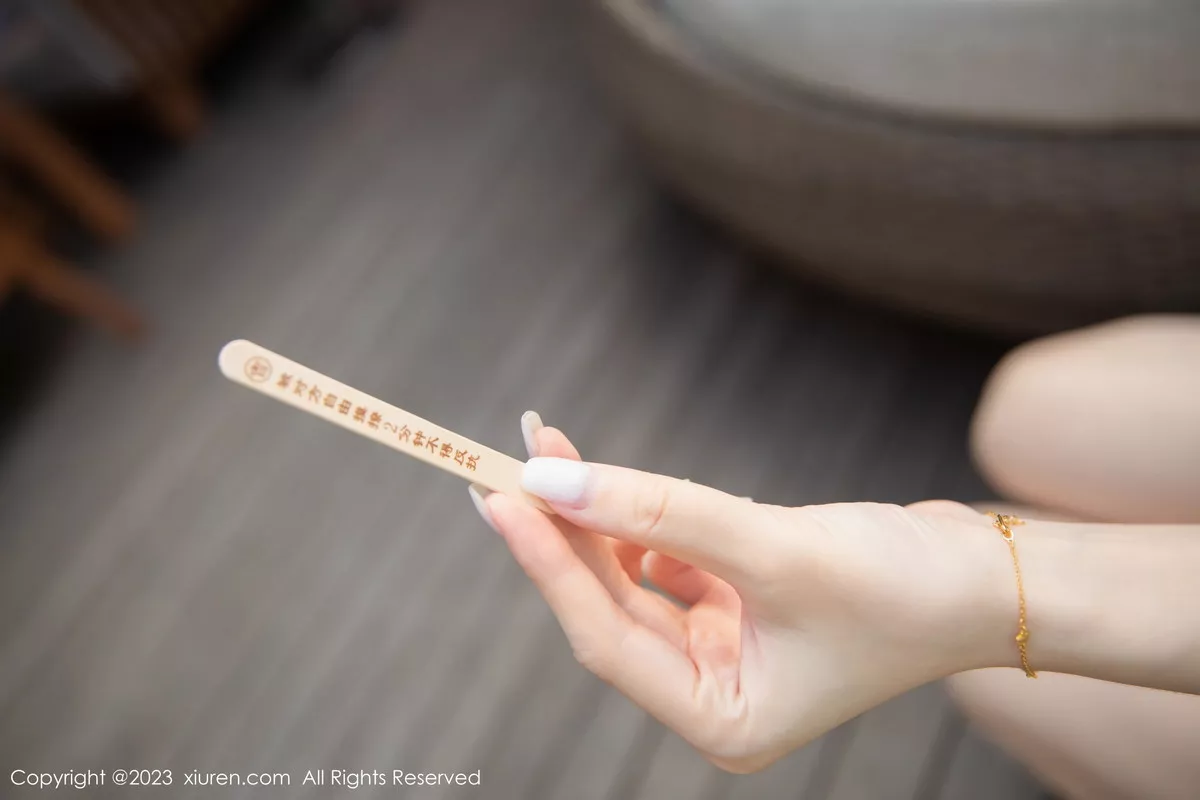 模特是小逗逗泳池边性感白色上衣配灰短裙秀曼妙身姿诱惑写真80P-第1章-图片2