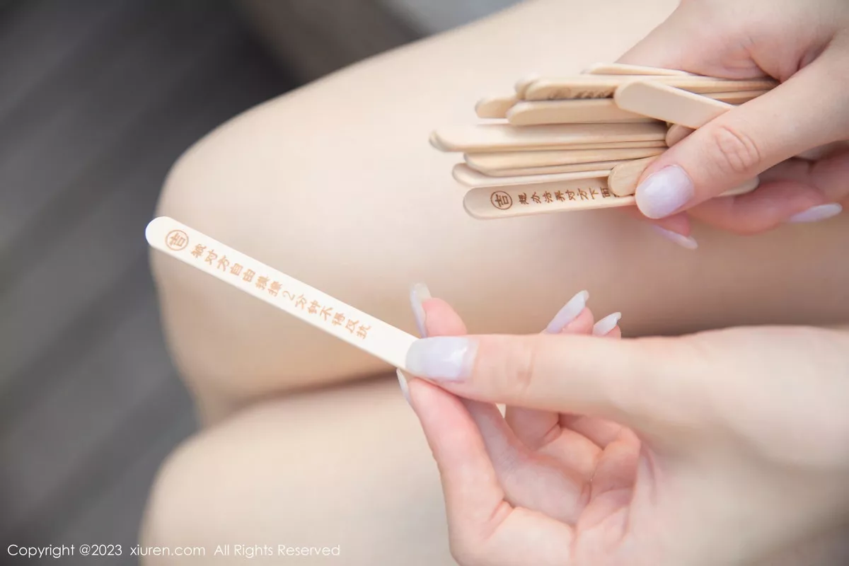 模特是小逗逗泳池边性感白色上衣配灰短裙秀曼妙身姿诱惑写真80P-第1章-图片3