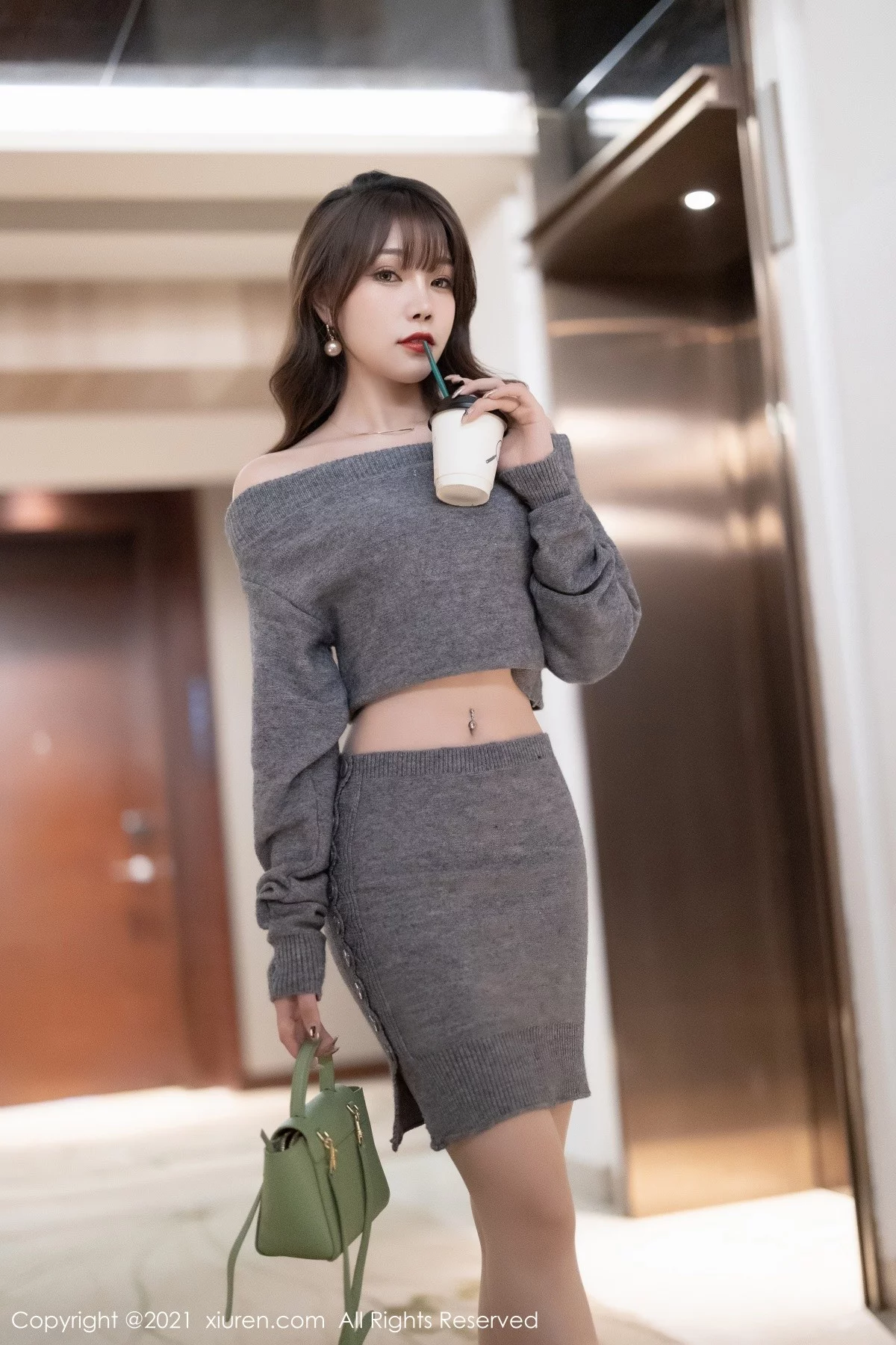 女神芝芝Booty私房针织衣套装配肉丝裤袜半脱秀翘臀诱惑写真90P-第1章-图片2