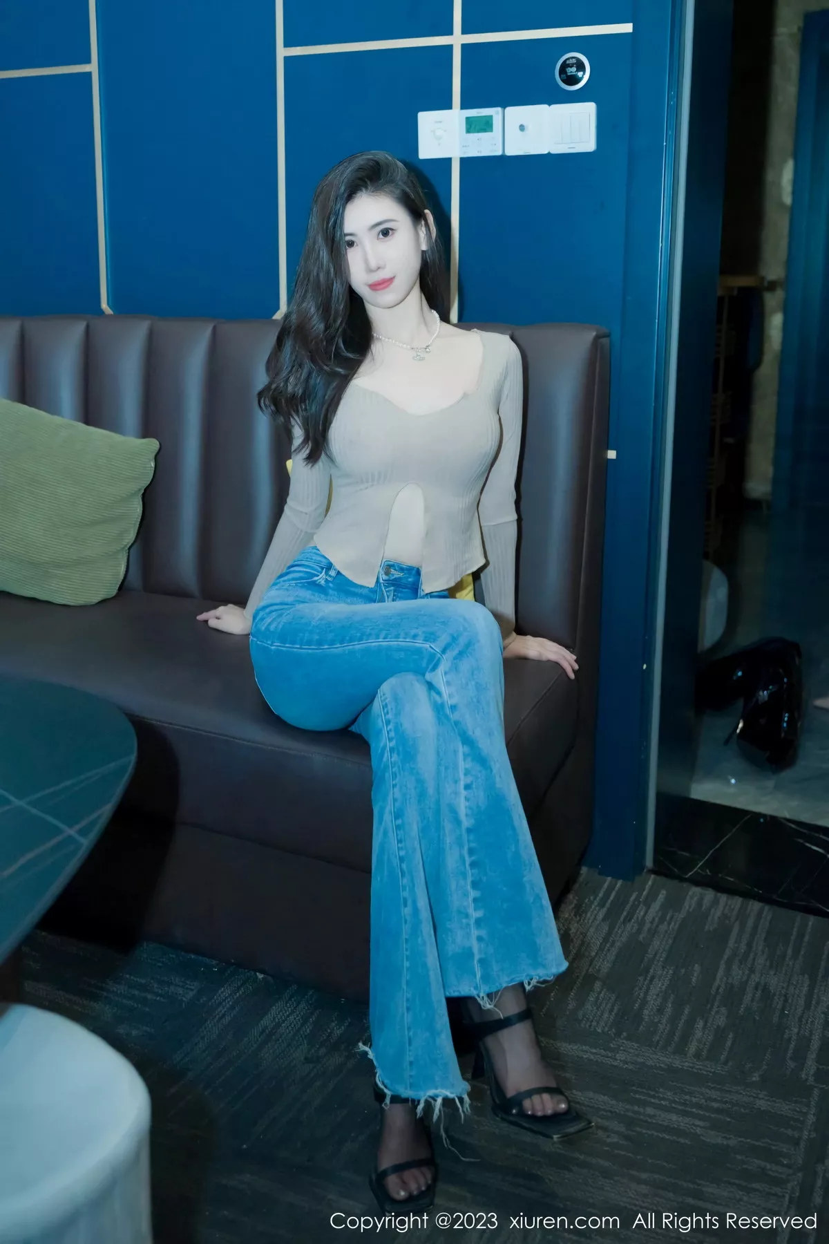 模特章芃芃性感杏色上衣配简约牛仔裤秀曼妙身姿完美诱惑写真55P-第1章-图片1