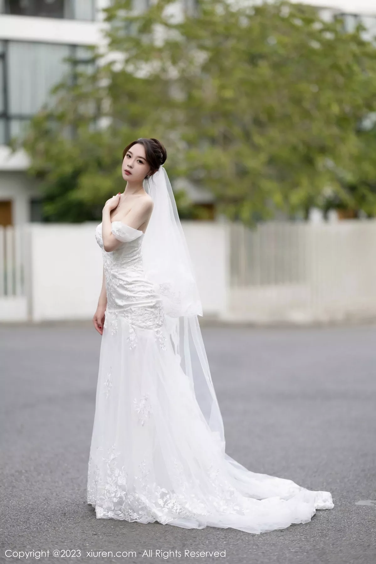 模特梦心玥安吉旅拍性感白色婚纱服饰半脱秀曼妙身姿诱惑写真83P-第1章-图片1