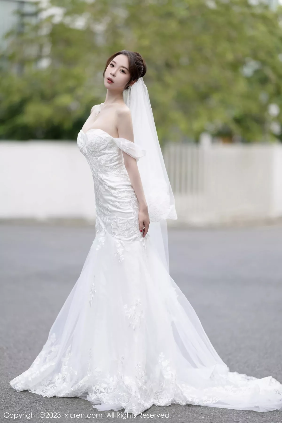模特梦心玥安吉旅拍性感白色婚纱服饰半脱秀曼妙身姿诱惑写真83P-第1章-图片2