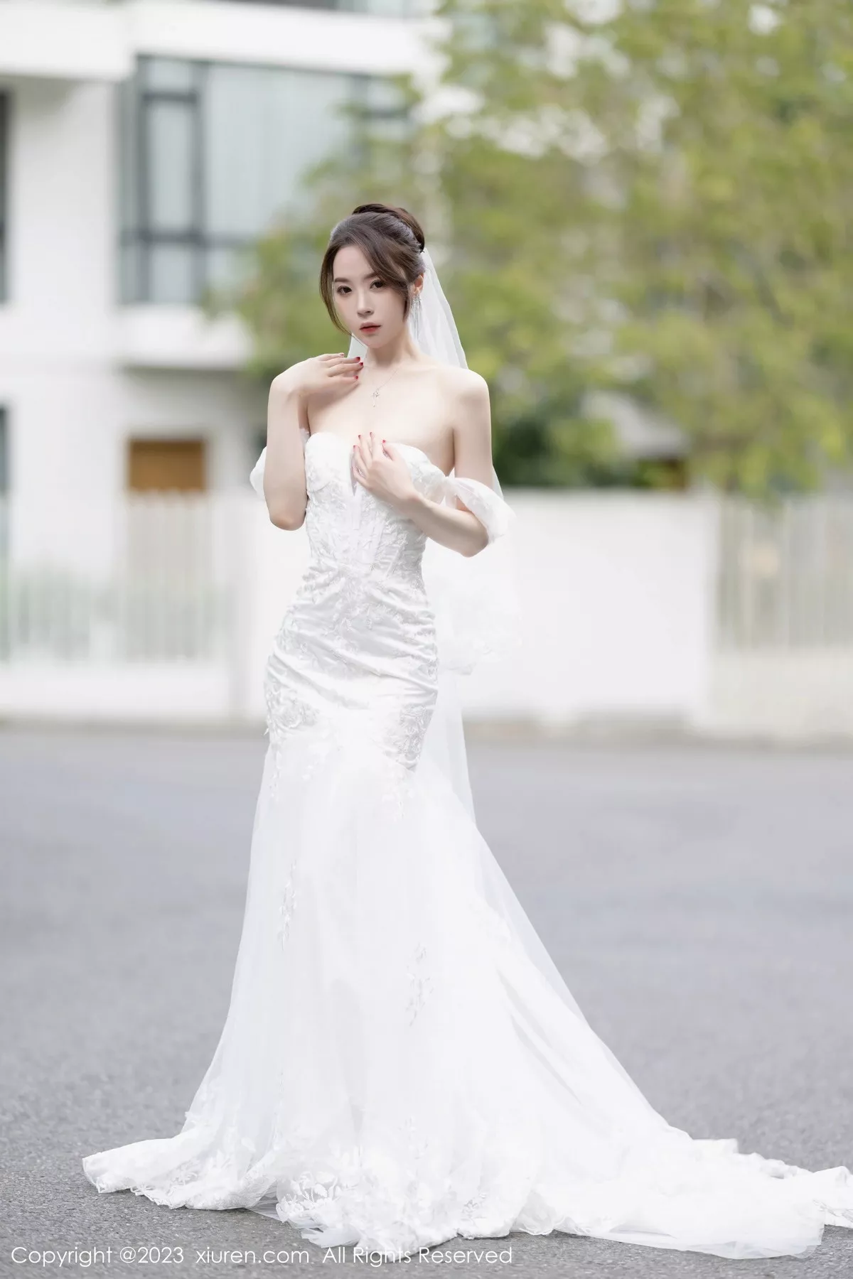模特梦心玥安吉旅拍性感白色婚纱服饰半脱秀曼妙身姿诱惑写真83P-第1章-图片3