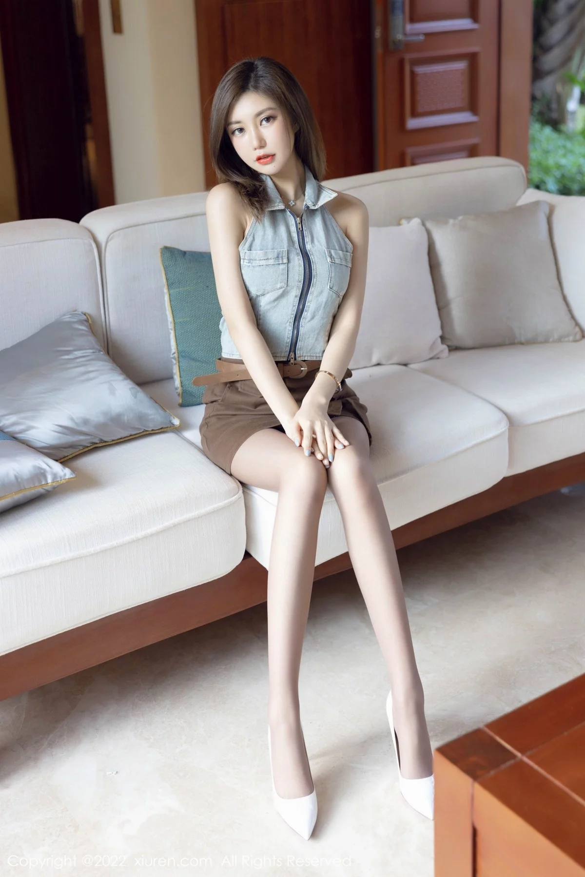 女神绮里嘉ula珠三角旅拍室内牛仔服配短裙秀曼妙身姿迷人写真51P-第1章-图片1