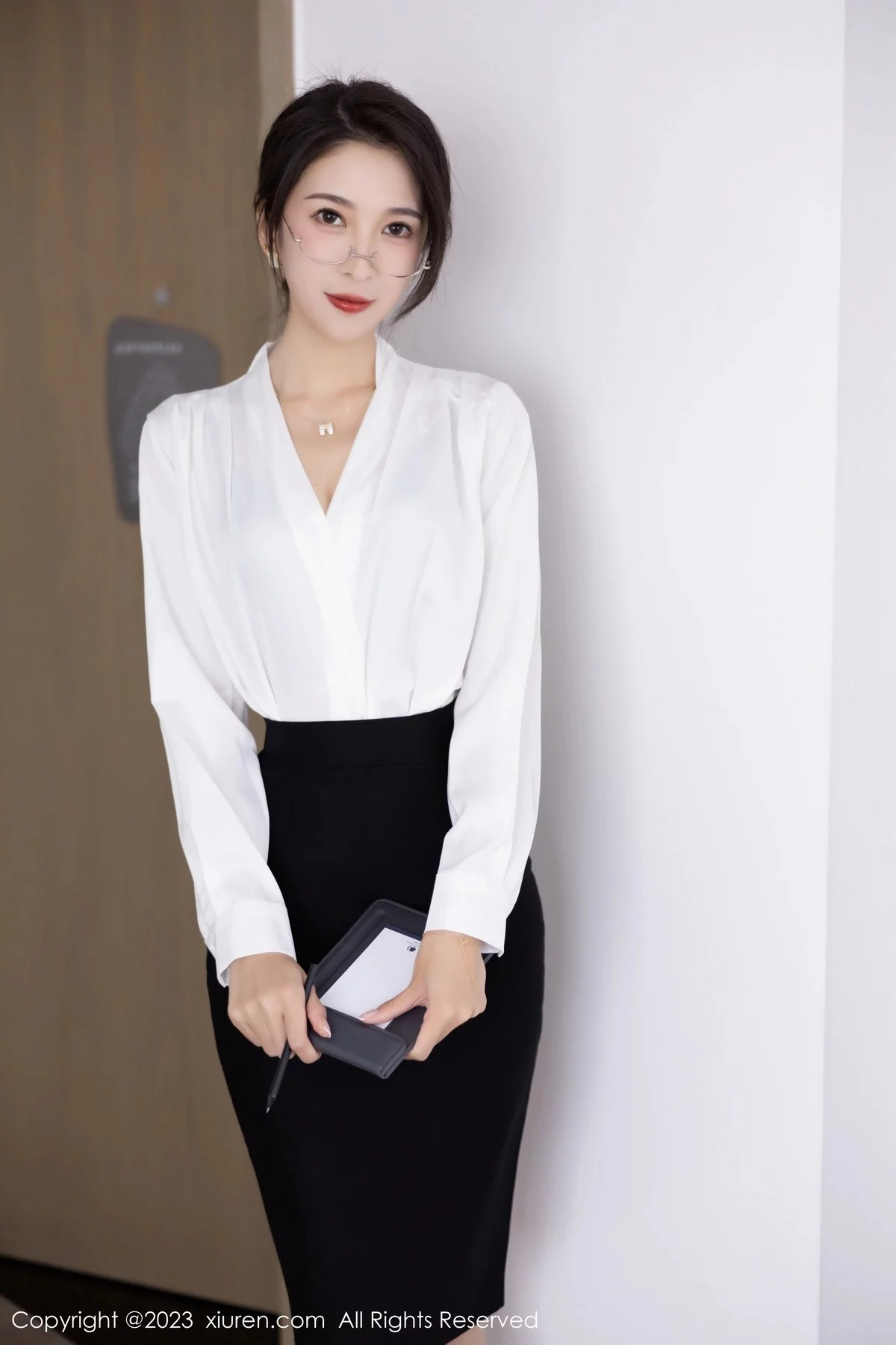 模特林乐一性感白色上衣配黑短裙露黑色蕾丝内衣妩媚诱惑写真86P-第1章-图片1
