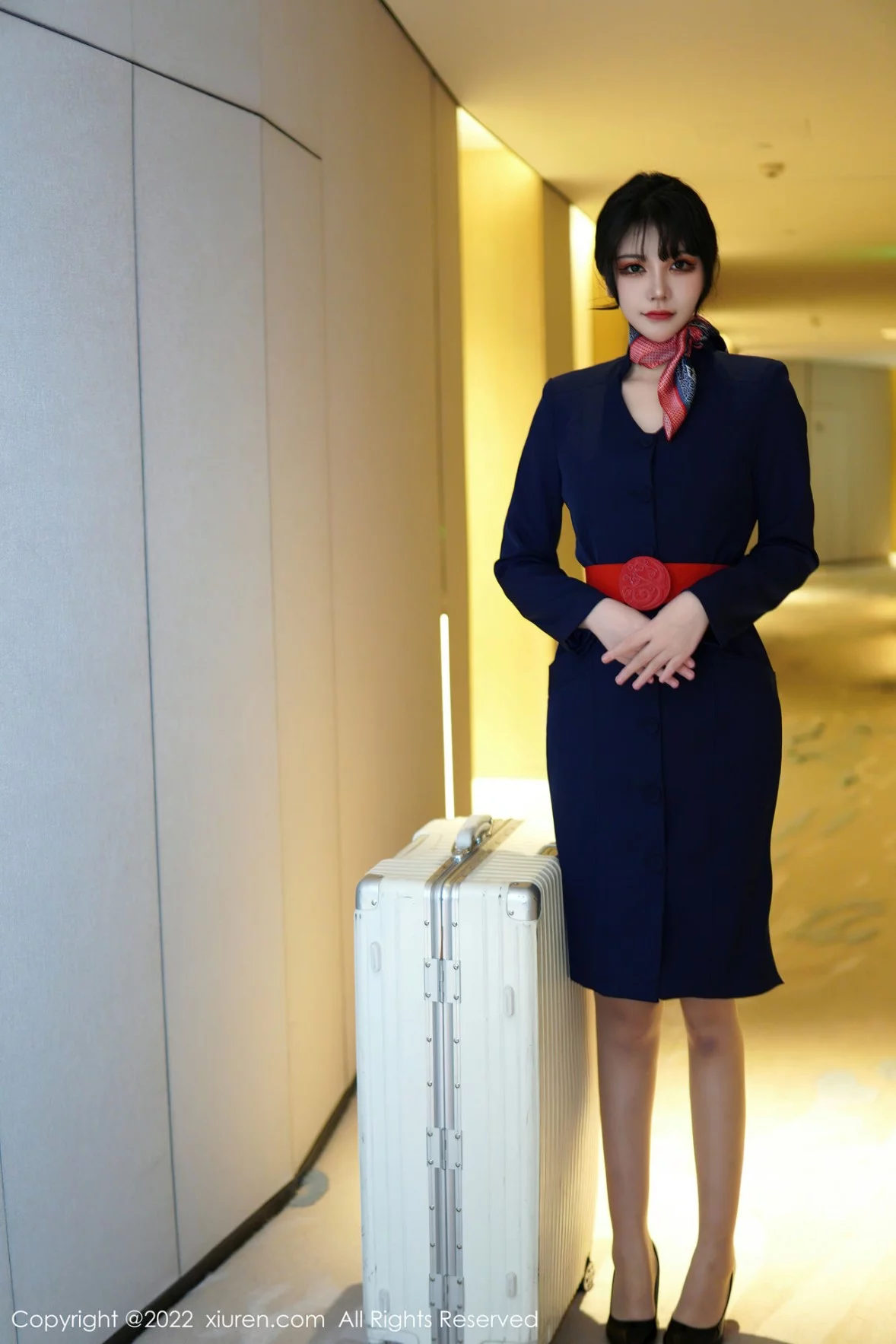 模特桃桃子_脱深蓝空姐制服露红色蕾丝内衣秀曼妙身姿诱惑写真82P-第1章-图片1