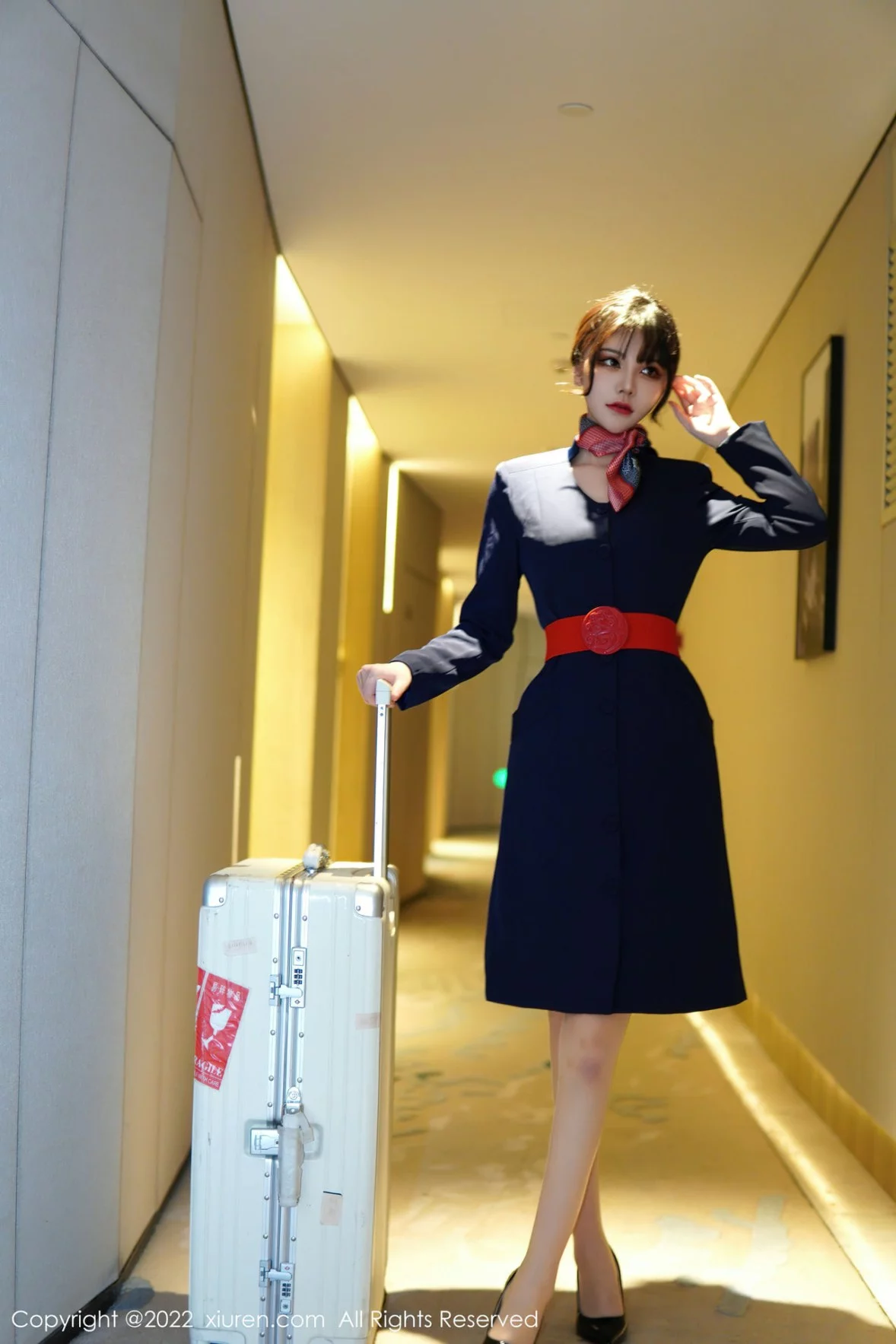 模特桃桃子_脱深蓝空姐制服露红色蕾丝内衣秀曼妙身姿诱惑写真82P-第1章-图片2