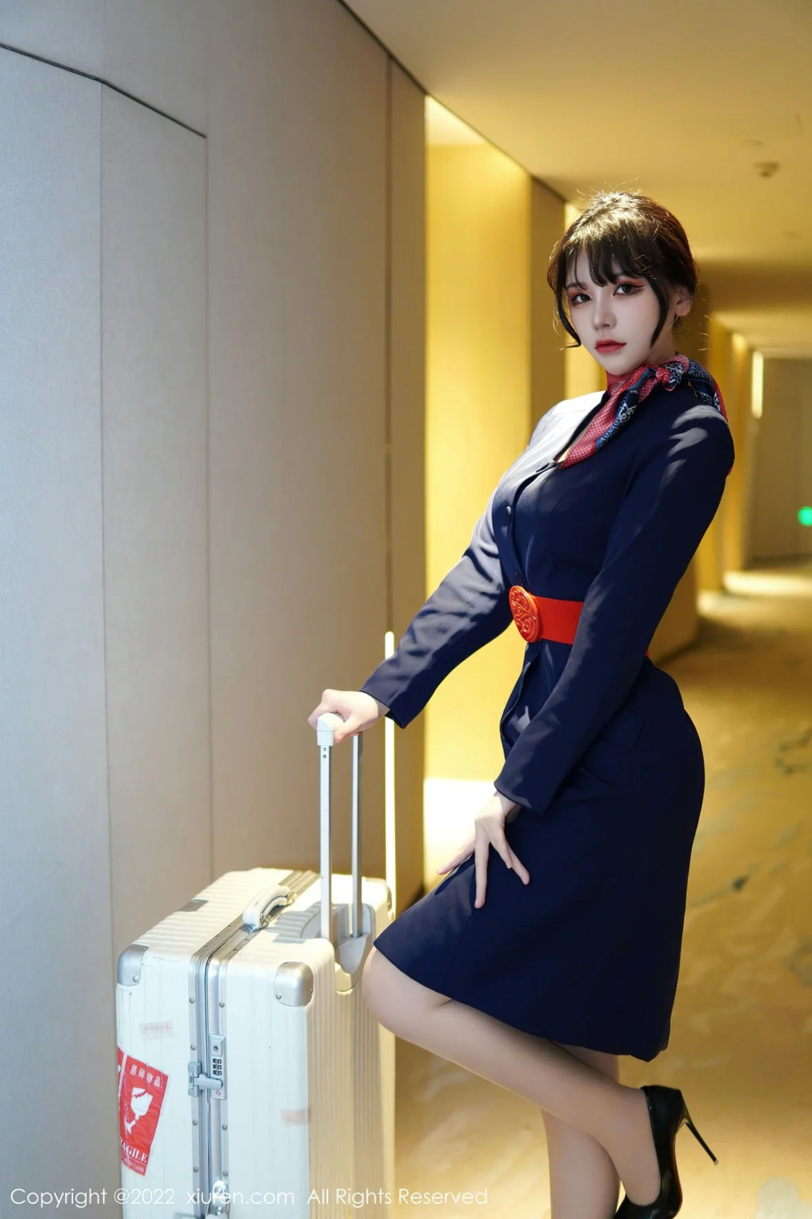 模特桃桃子_脱深蓝空姐制服露红色蕾丝内衣秀曼妙身姿诱惑写真82P-第1章-图片3