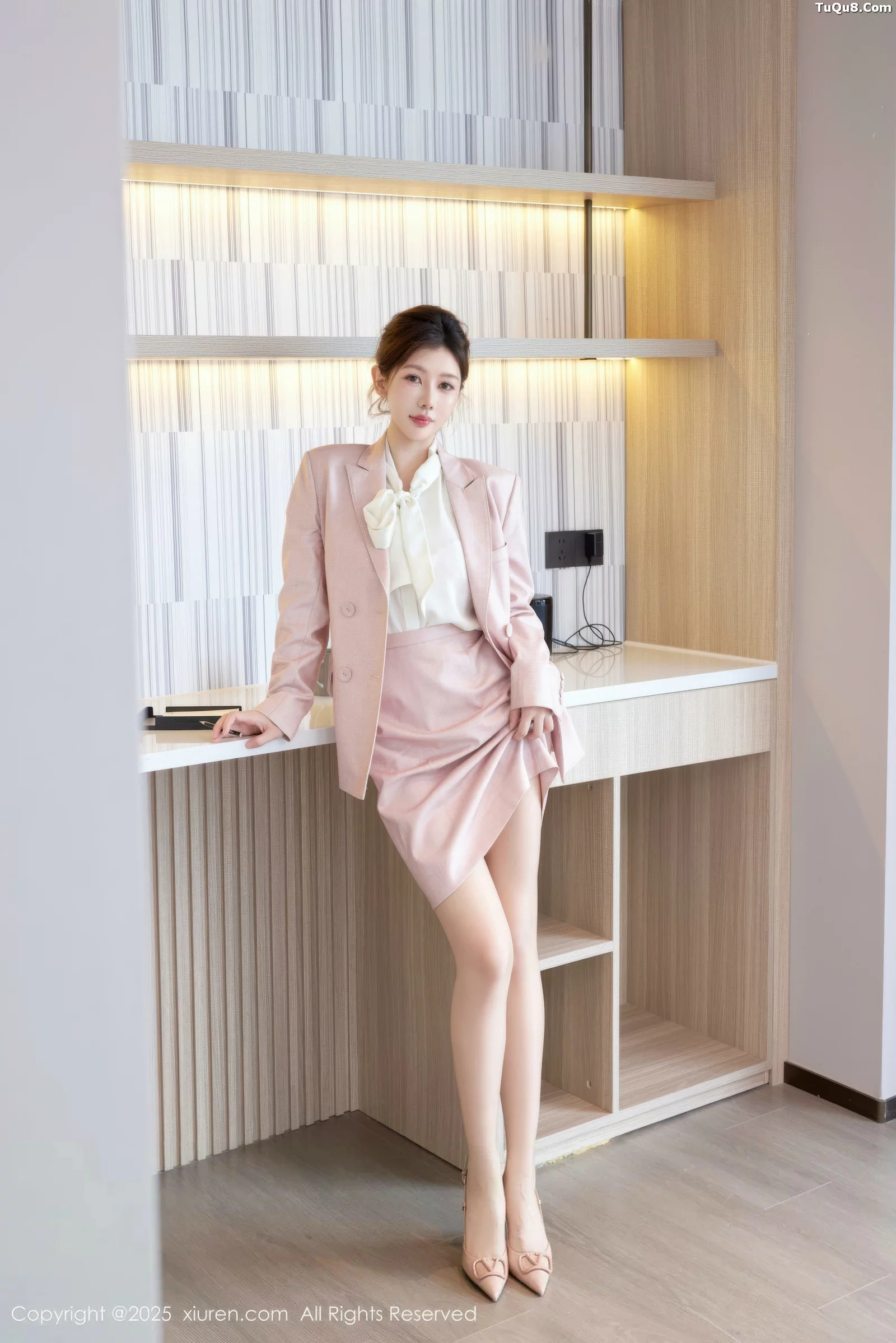 模特尹甜甜粉色OL制服露红色内衣配肉丝袜秀完美身材诱惑写真69P-第1章-图片3