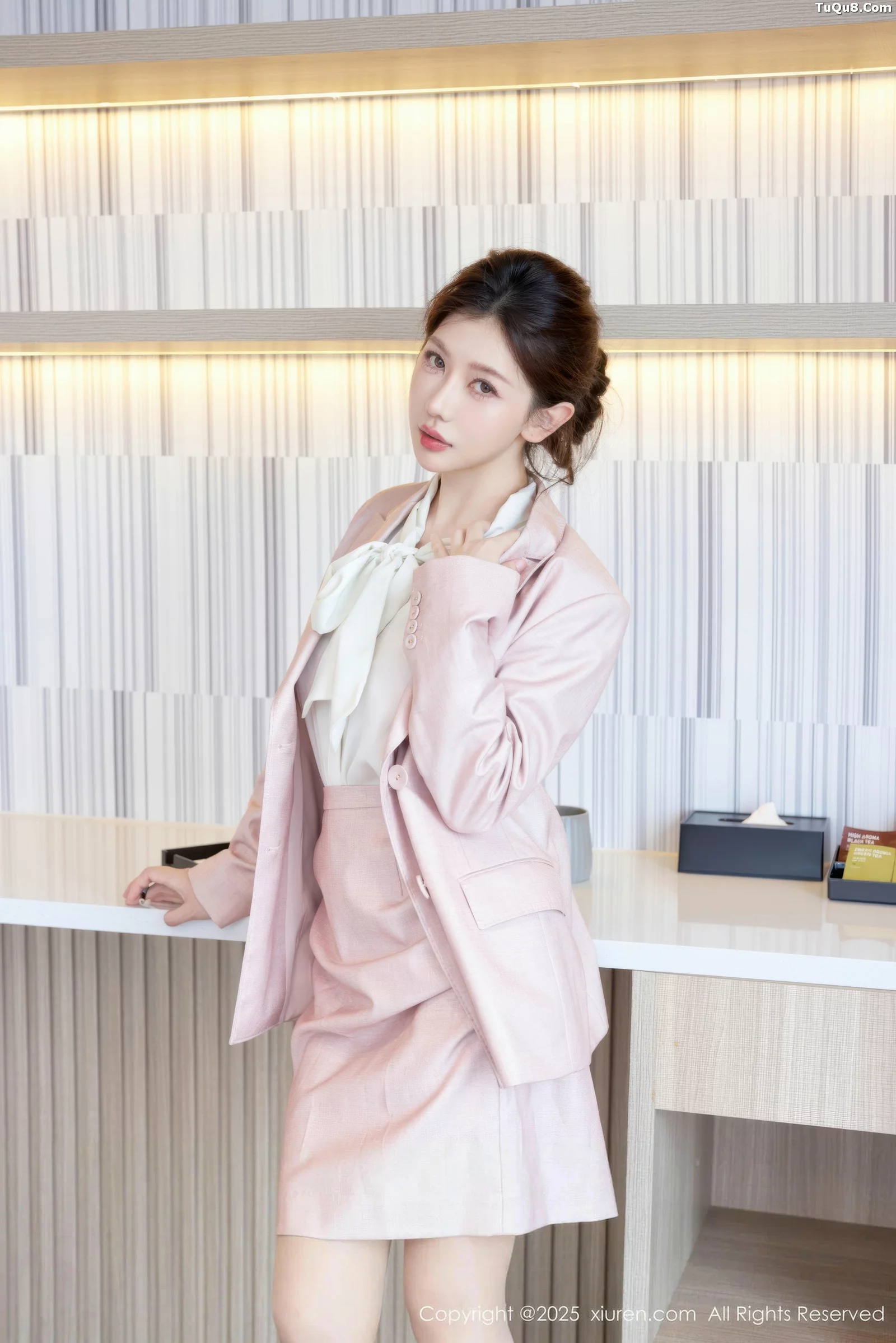 模特尹甜甜粉色OL制服露红色内衣配肉丝袜秀完美身材诱惑写真69P-第1章-图片4