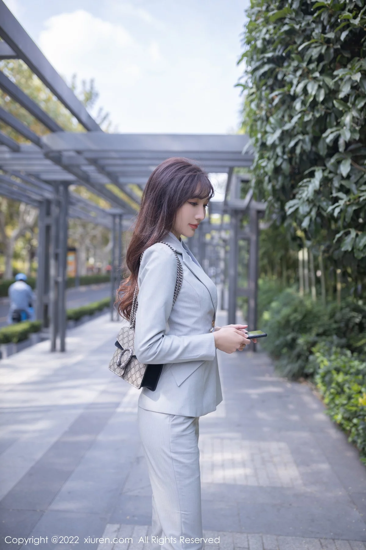模特陆萱萱北京旅拍催眠主题脱灰色制服露红色蕾丝内衣诱惑写真80P-第1章-图片1
