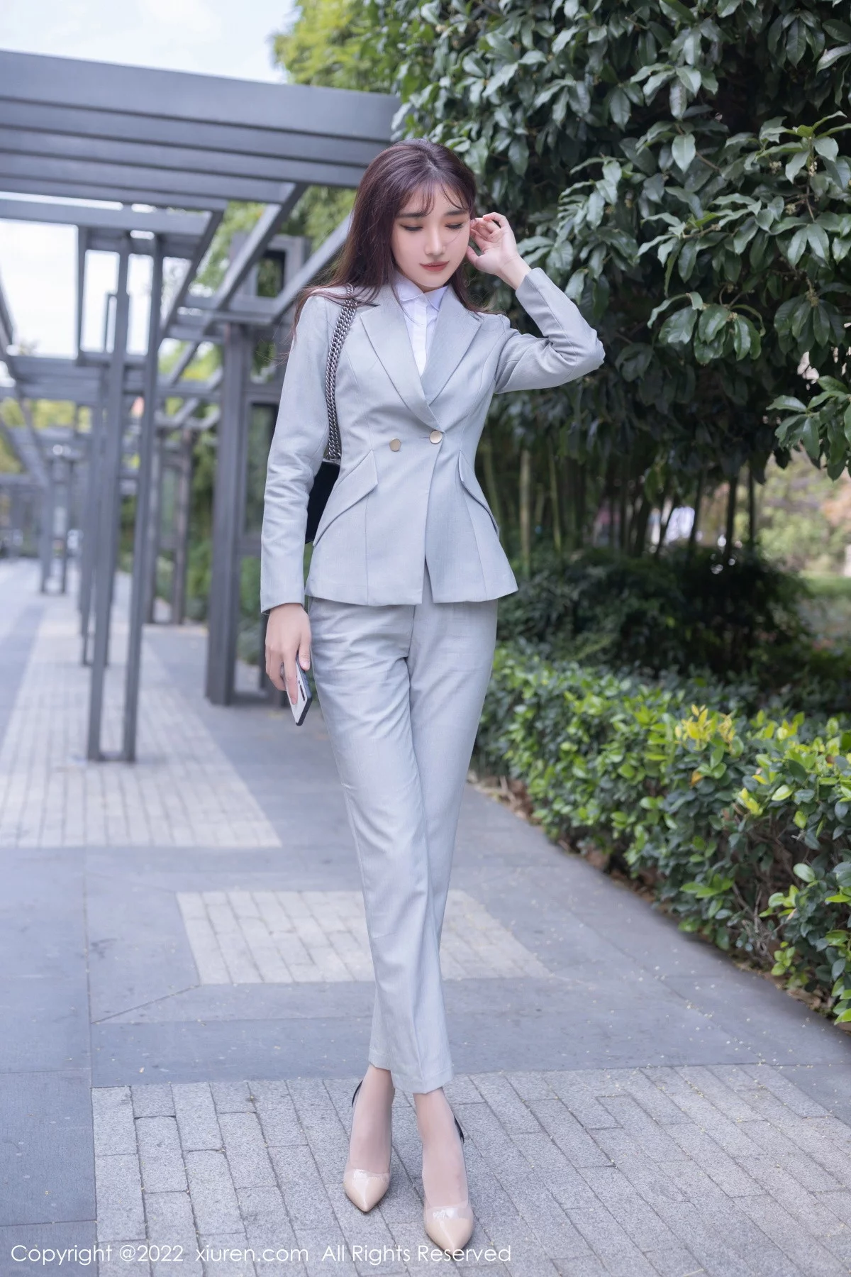 模特陆萱萱北京旅拍催眠主题脱灰色制服露红色蕾丝内衣诱惑写真80P-第1章-图片2