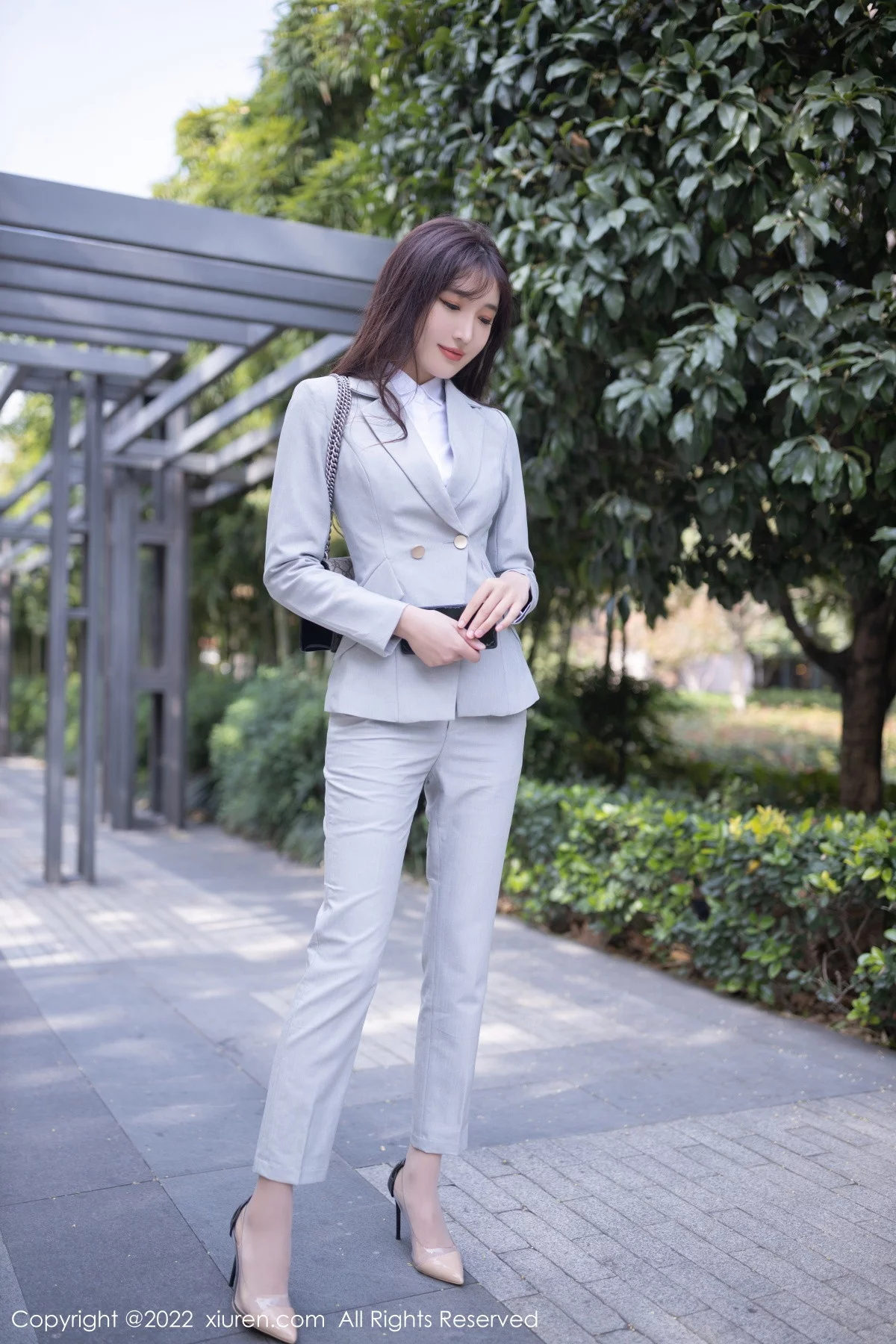 模特陆萱萱北京旅拍催眠主题脱灰色制服露红色蕾丝内衣诱惑写真80P-第1章-图片3