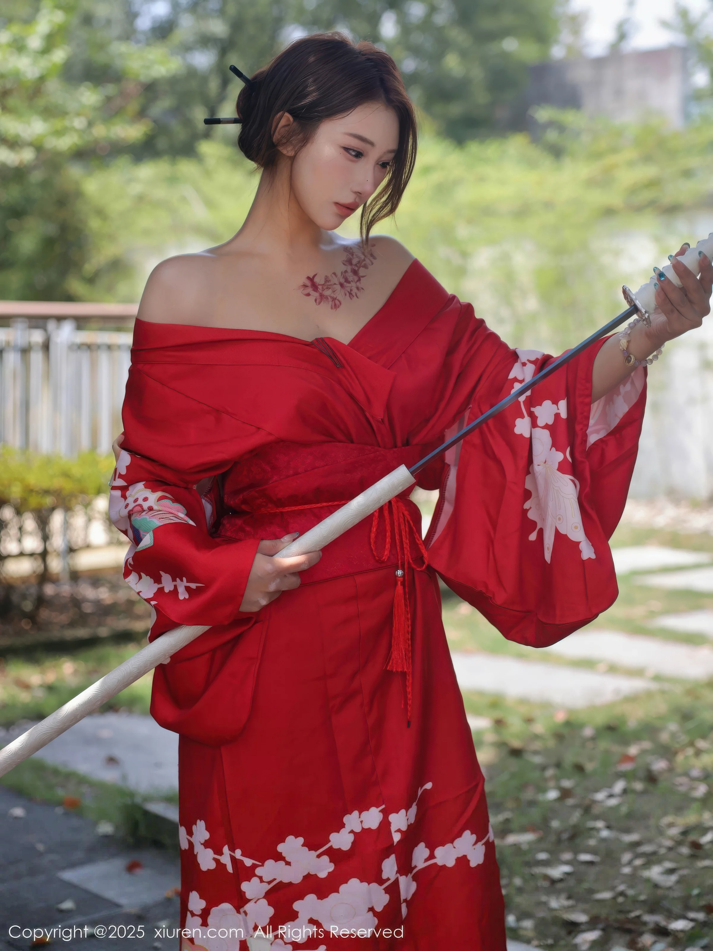 模特金允希Yuki户外性感红色和服半脱秀完美身材惹火诱惑写真80P-第1章-图片3