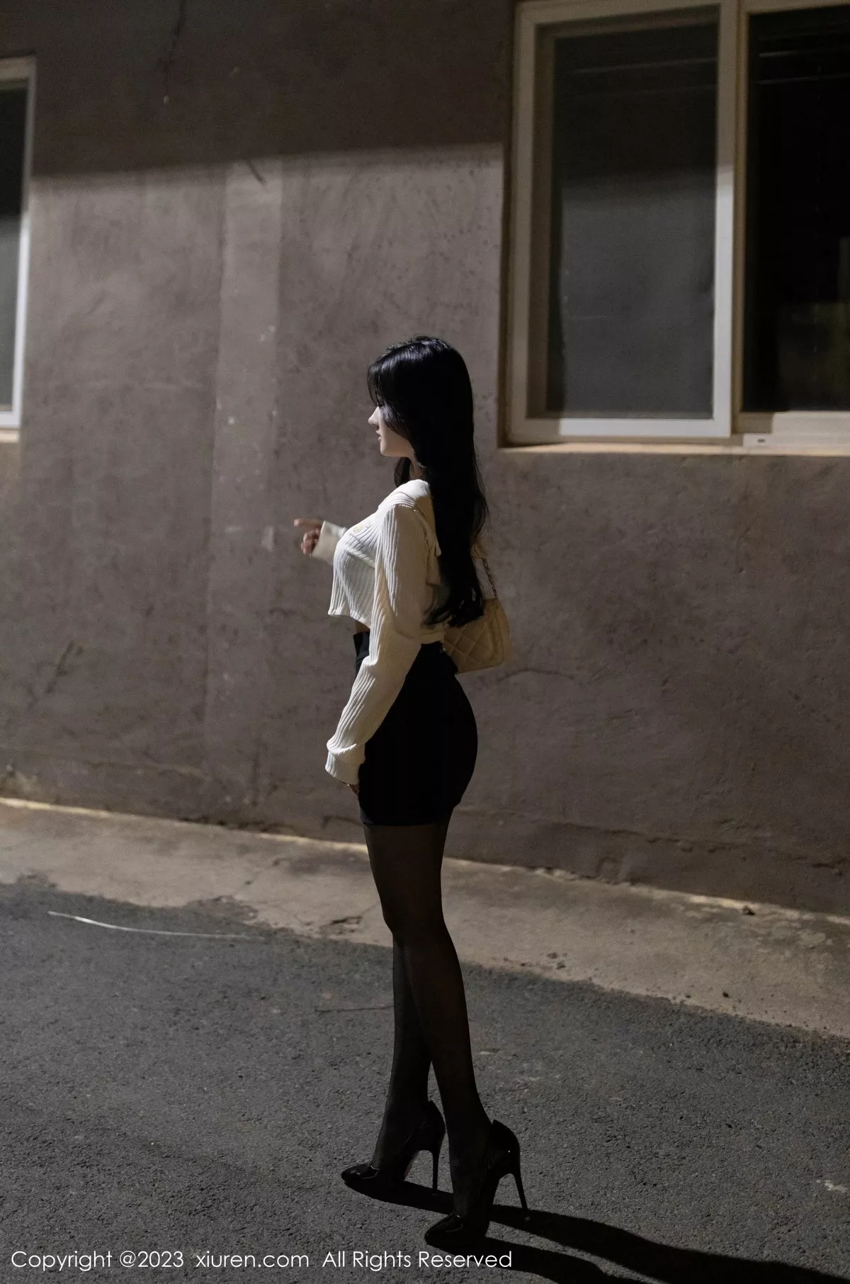 模特谭小灵性感白T配黑短裙露红色内衣秀惹火身段完美诱惑写真74P-第1章-图片1