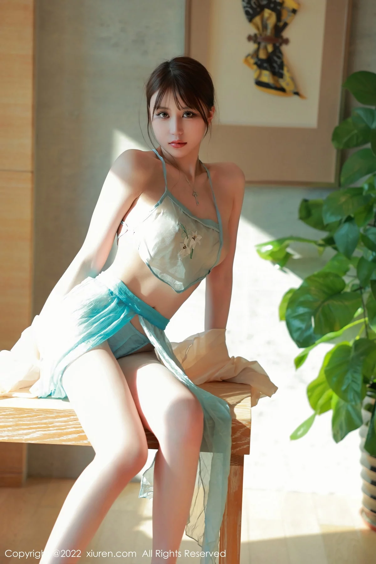 模特tina_甜仔香格里拉旅拍淡蓝色丝绸布兜秀凹凸身材诱惑写真51P-第1章-图片3