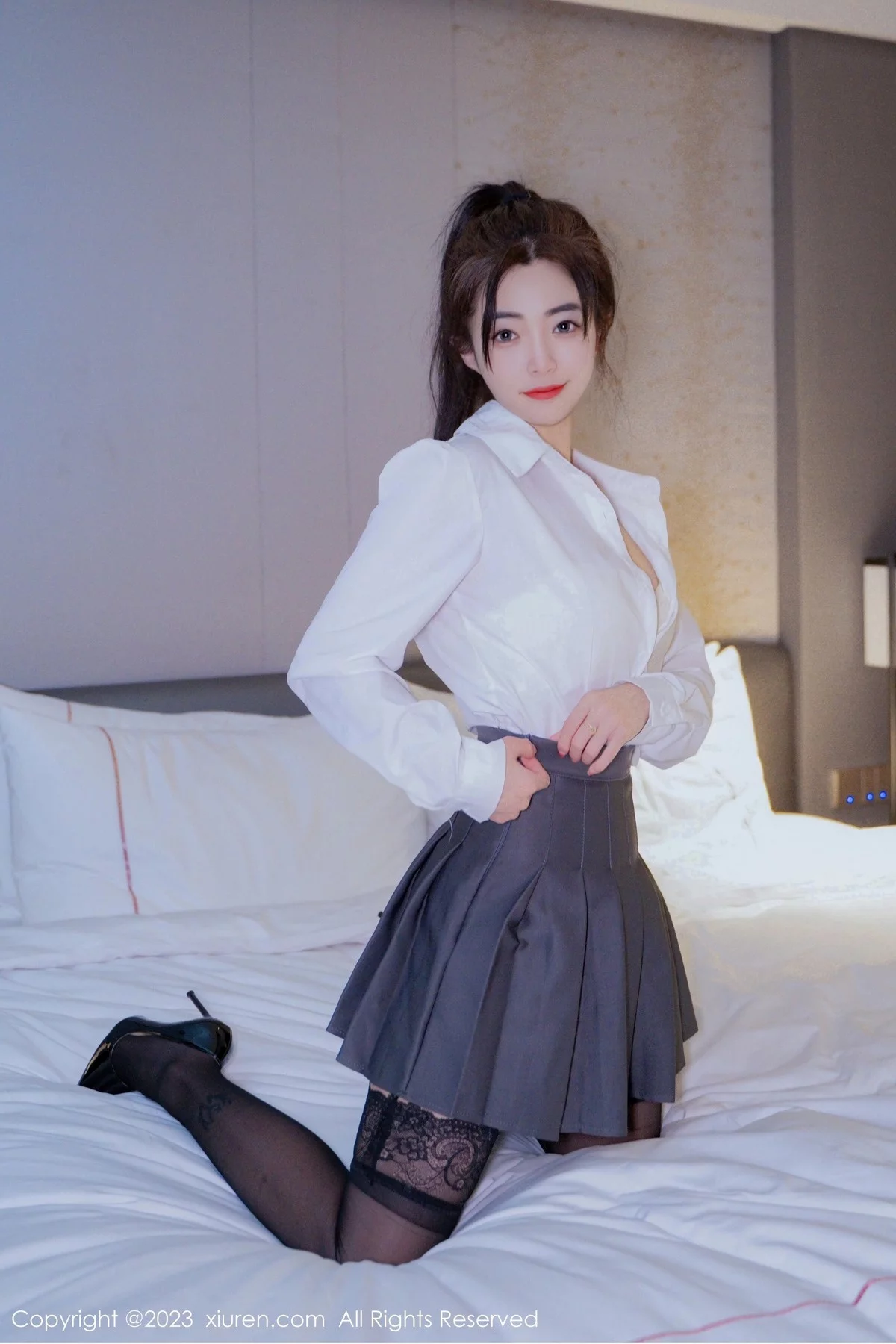 模特星子柒kiki白色上衣配灰色短裙露白色内衣超薄黑丝魅惑写真60P-第1章-图片3
