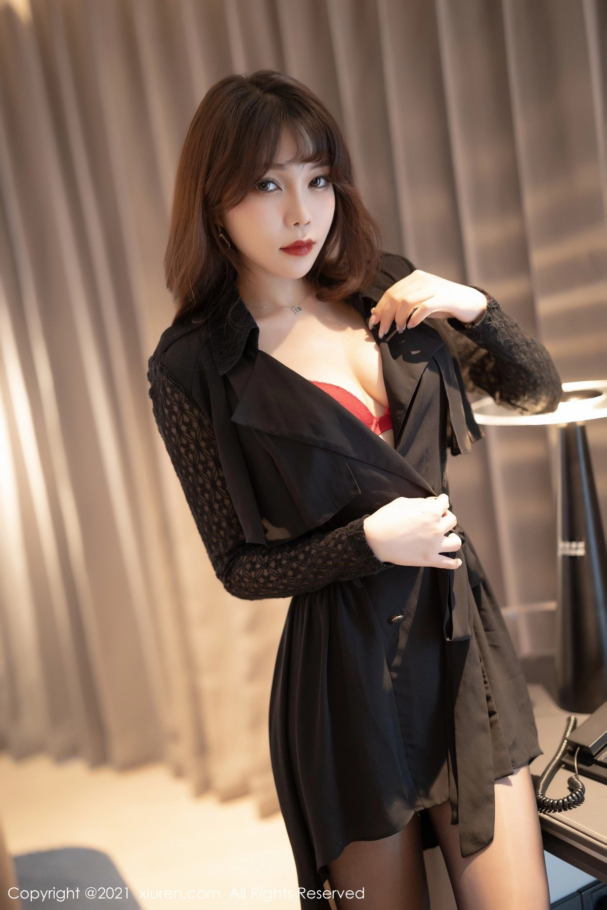 女神芝芝Booty私房半脱露红色内衣配无内黑丝裤袜娇媚动人写真70P-第1章-图片2