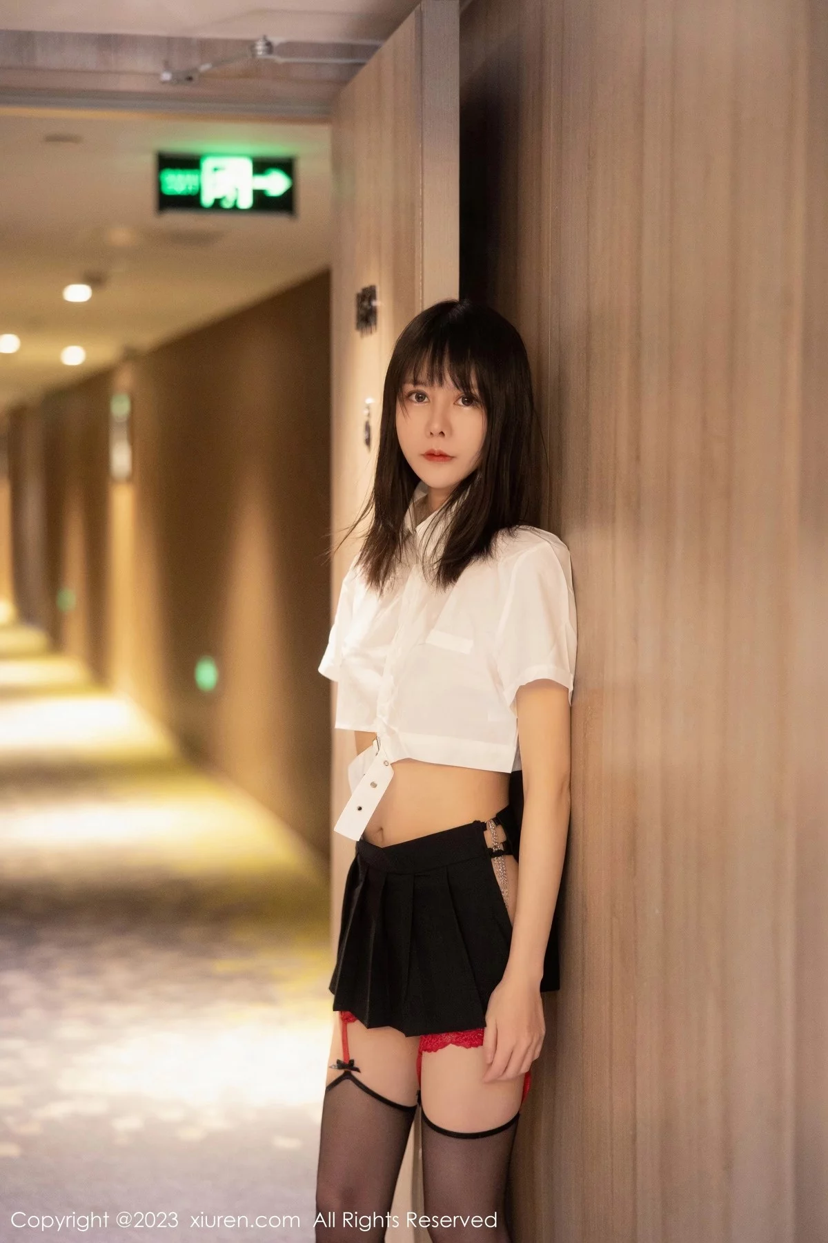 模特甜佳佳性感白色短款上衣配黑短裙半撩秀曼妙身姿诱惑写真80P-第1章-图片3