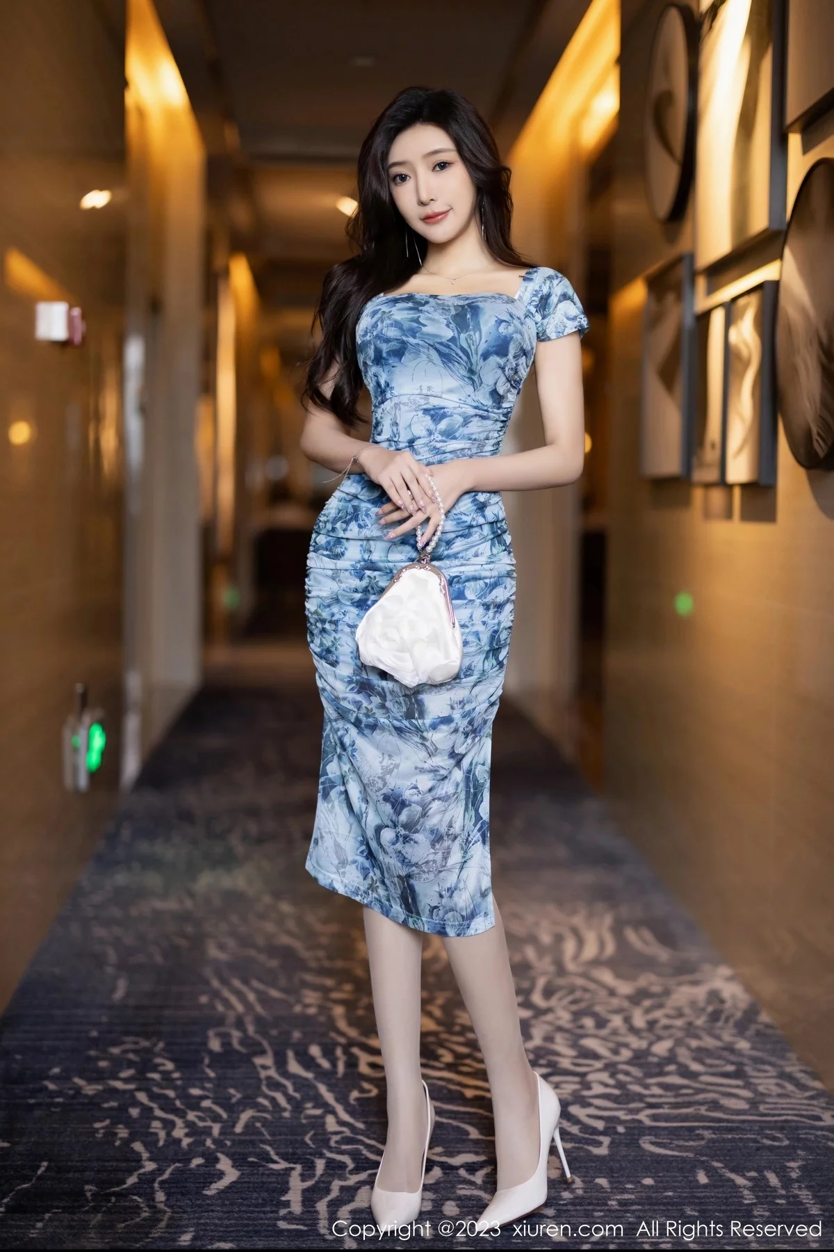 女神王馨瑶yanni性感花色连衣裙露白色内衣配超薄肉丝诱惑写真85P-第1章-图片2